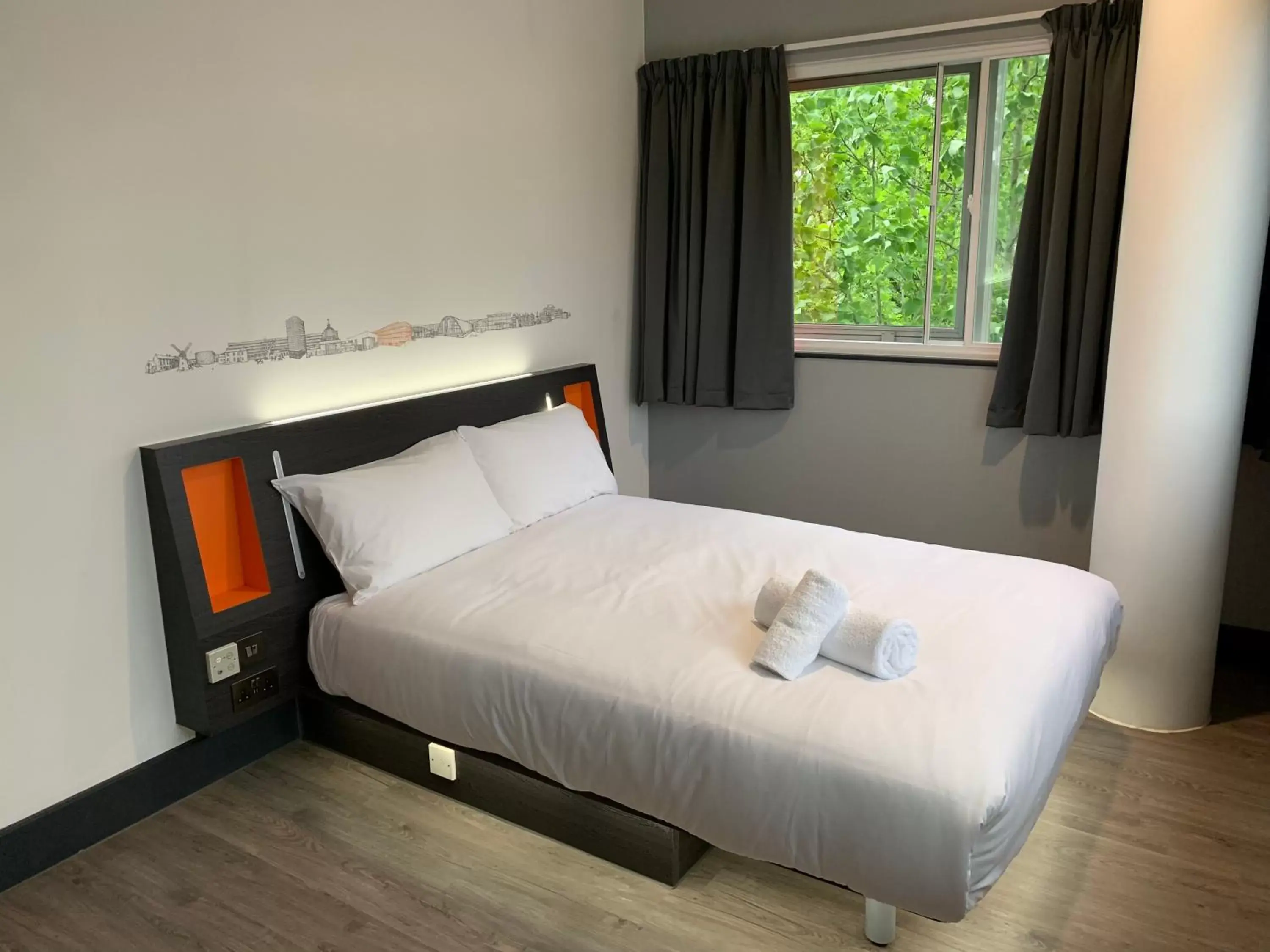 Bedroom, Bed in easyHotel Milton Keynes