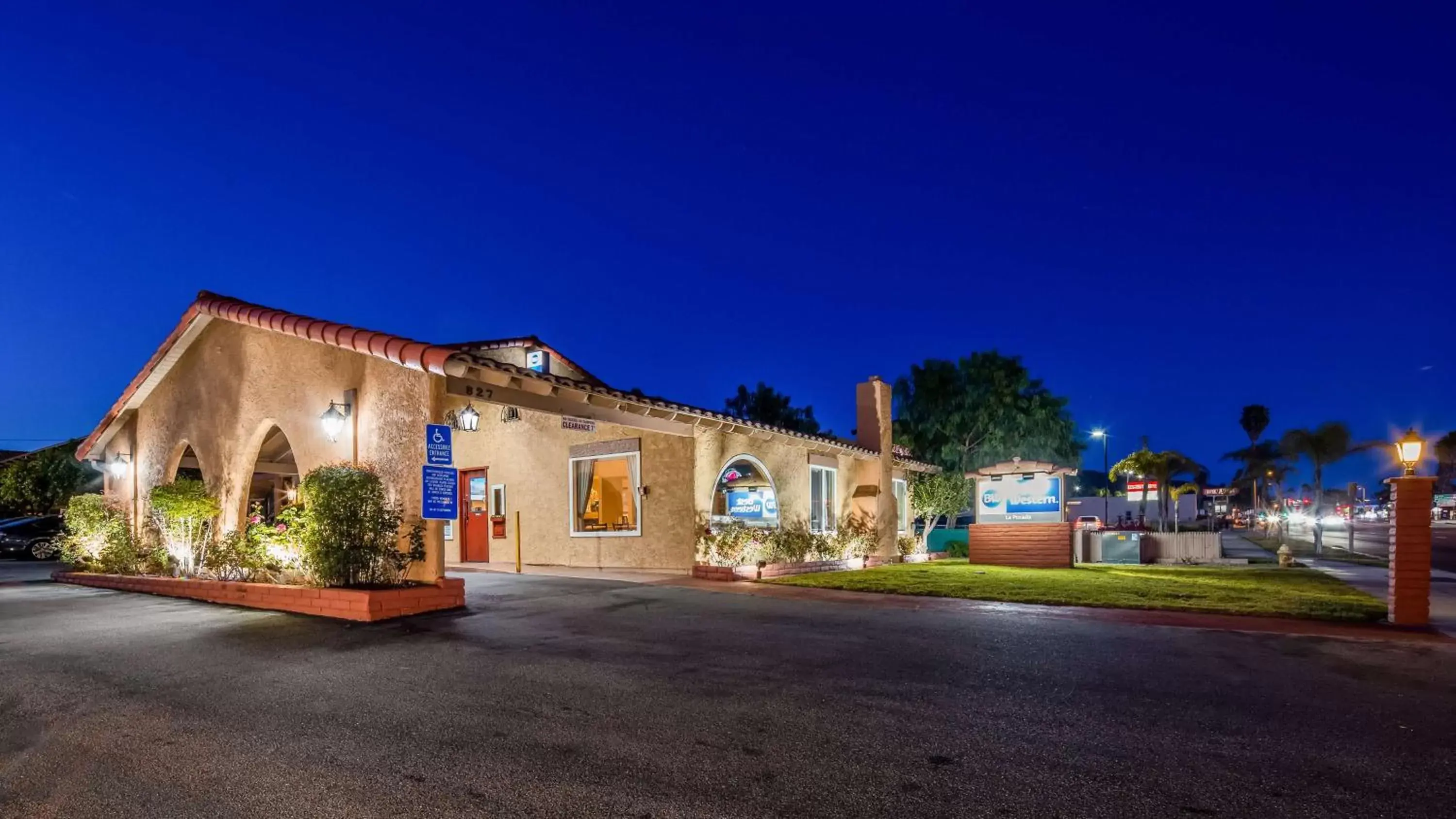 Property Building in Best Western La Posada Motel