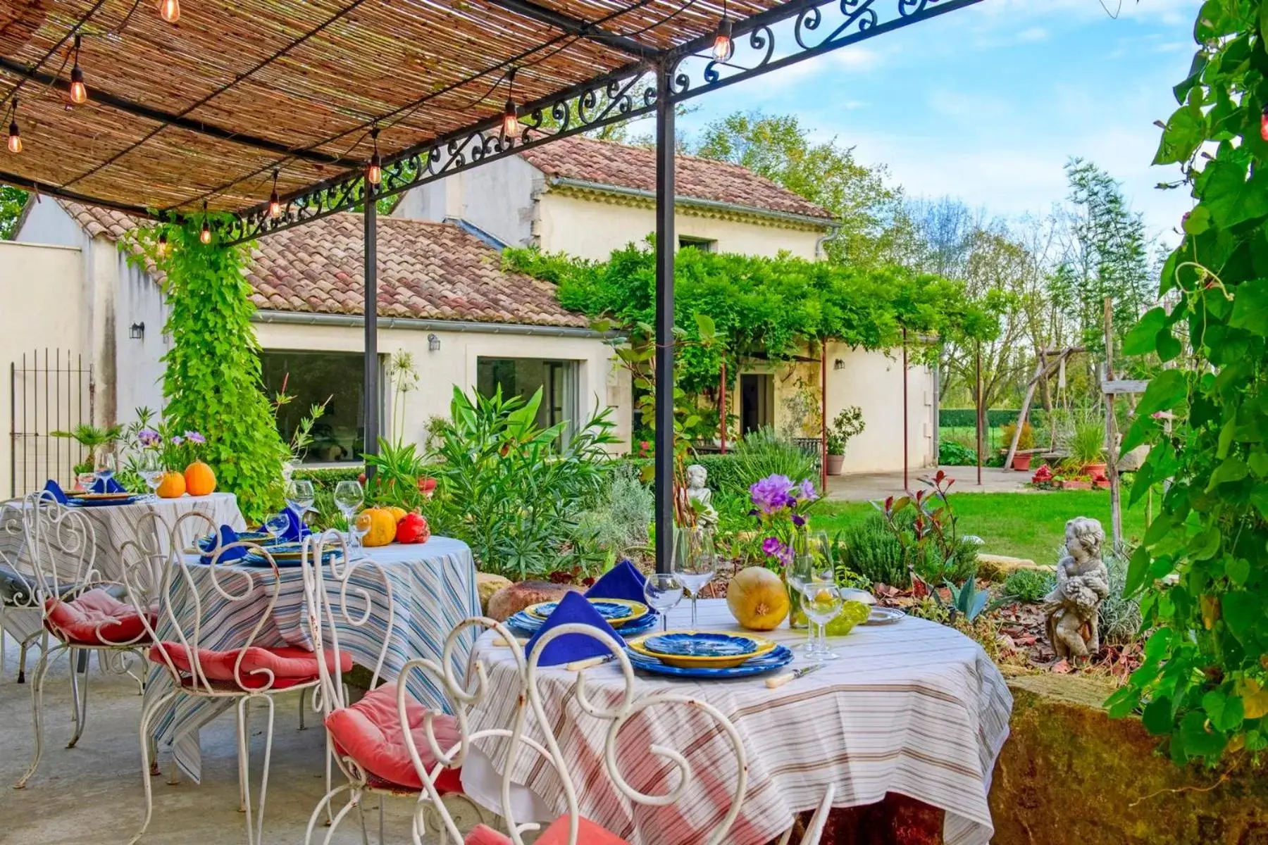 Garden, Restaurant/Places to Eat in Bastide de Bellegarde