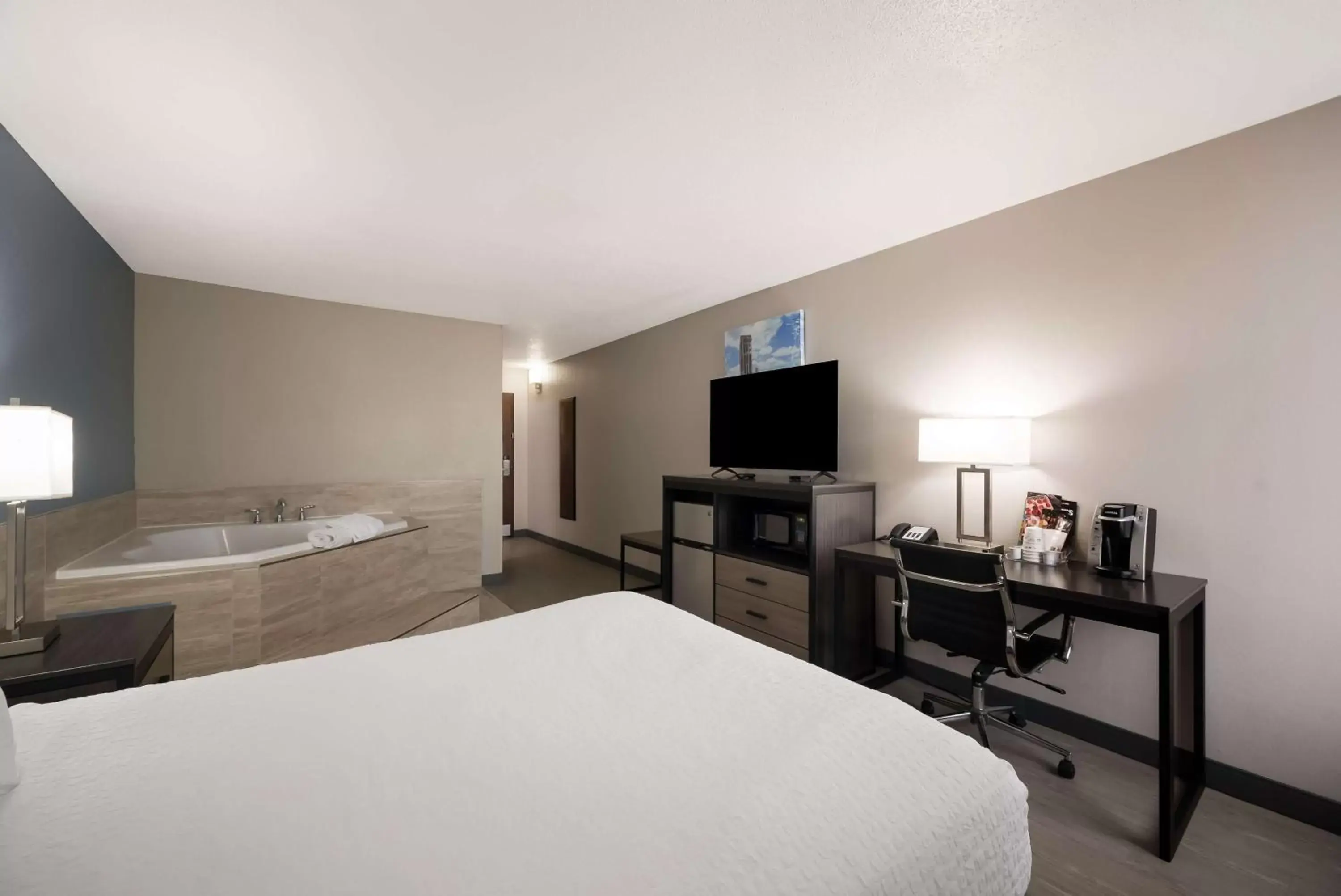 Bedroom, TV/Entertainment Center in Best Western Executive Inn
