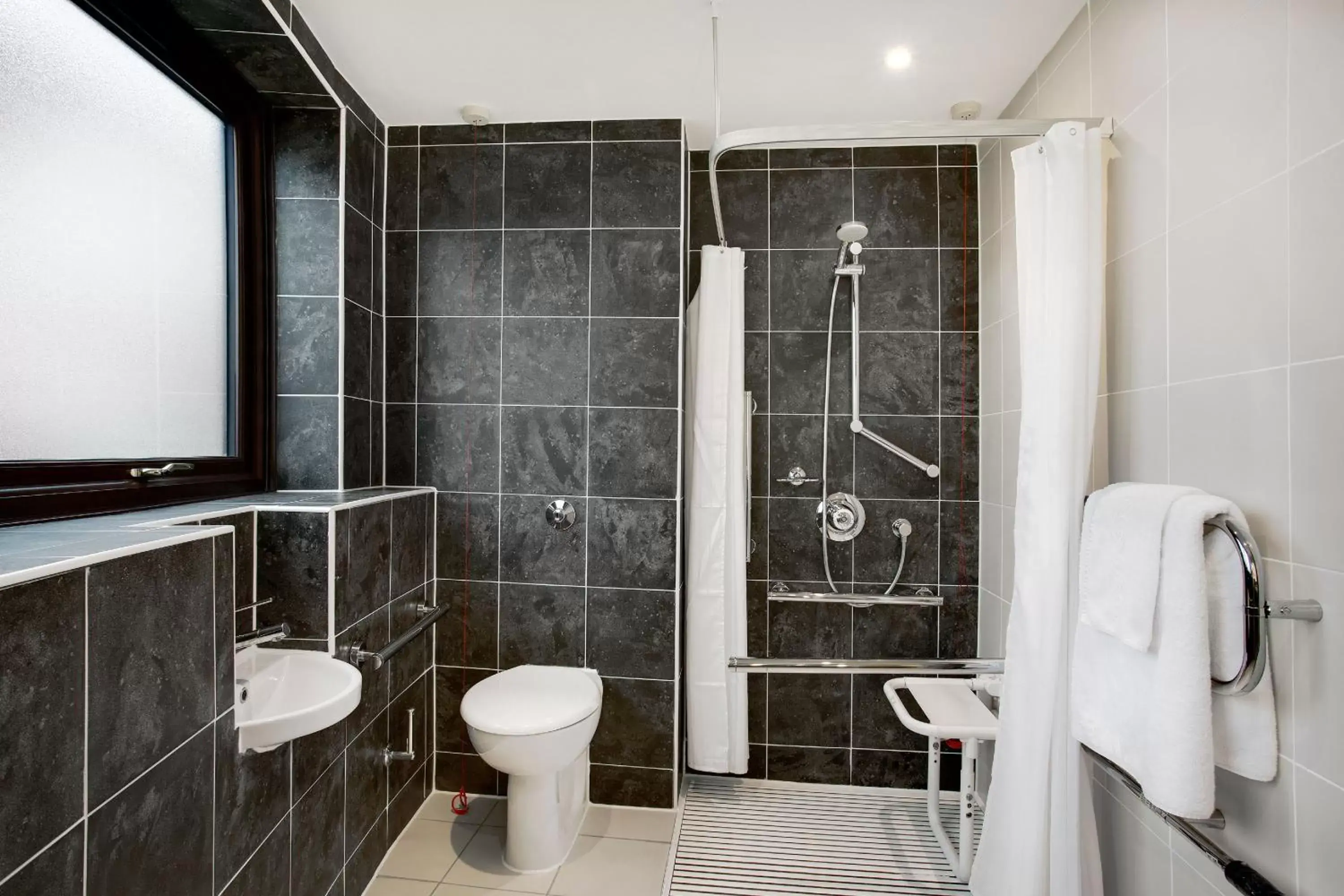 Bathroom in Leonardo Hotel and Conference Venue Hinckley Island - Formerly Jurys Inn