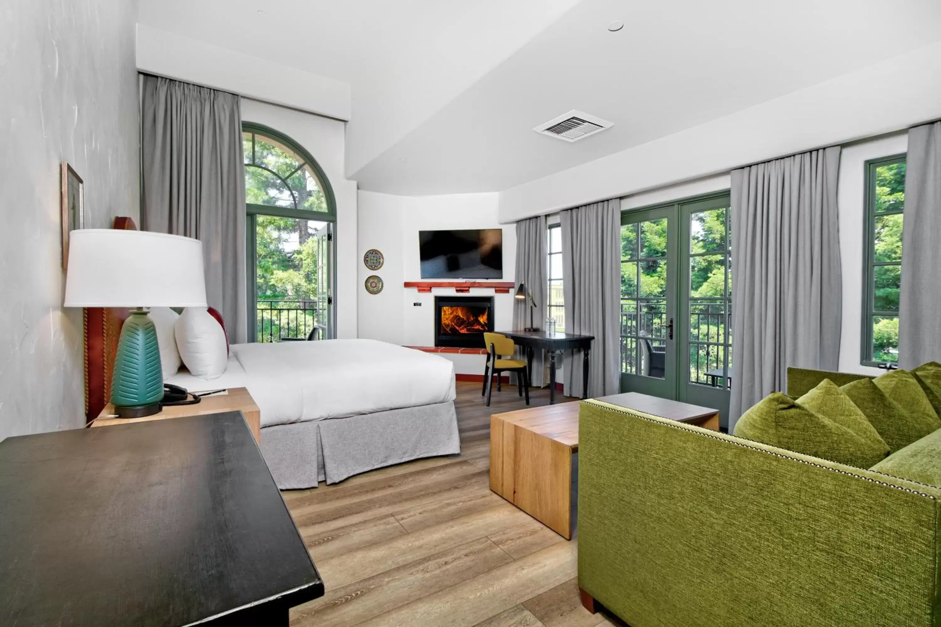 Bed, Seating Area in Hotel Los Gatos