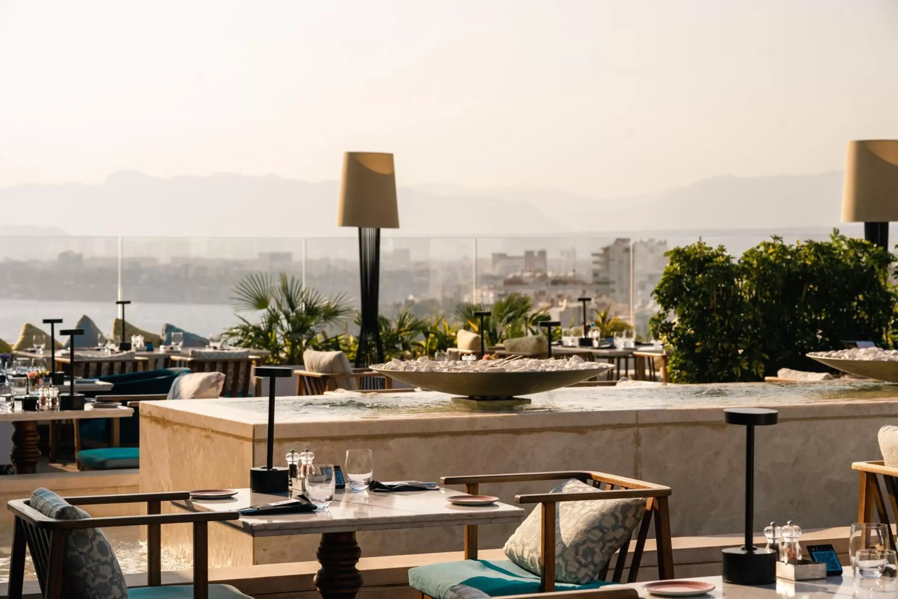 Restaurant/Places to Eat in Akra Hotel