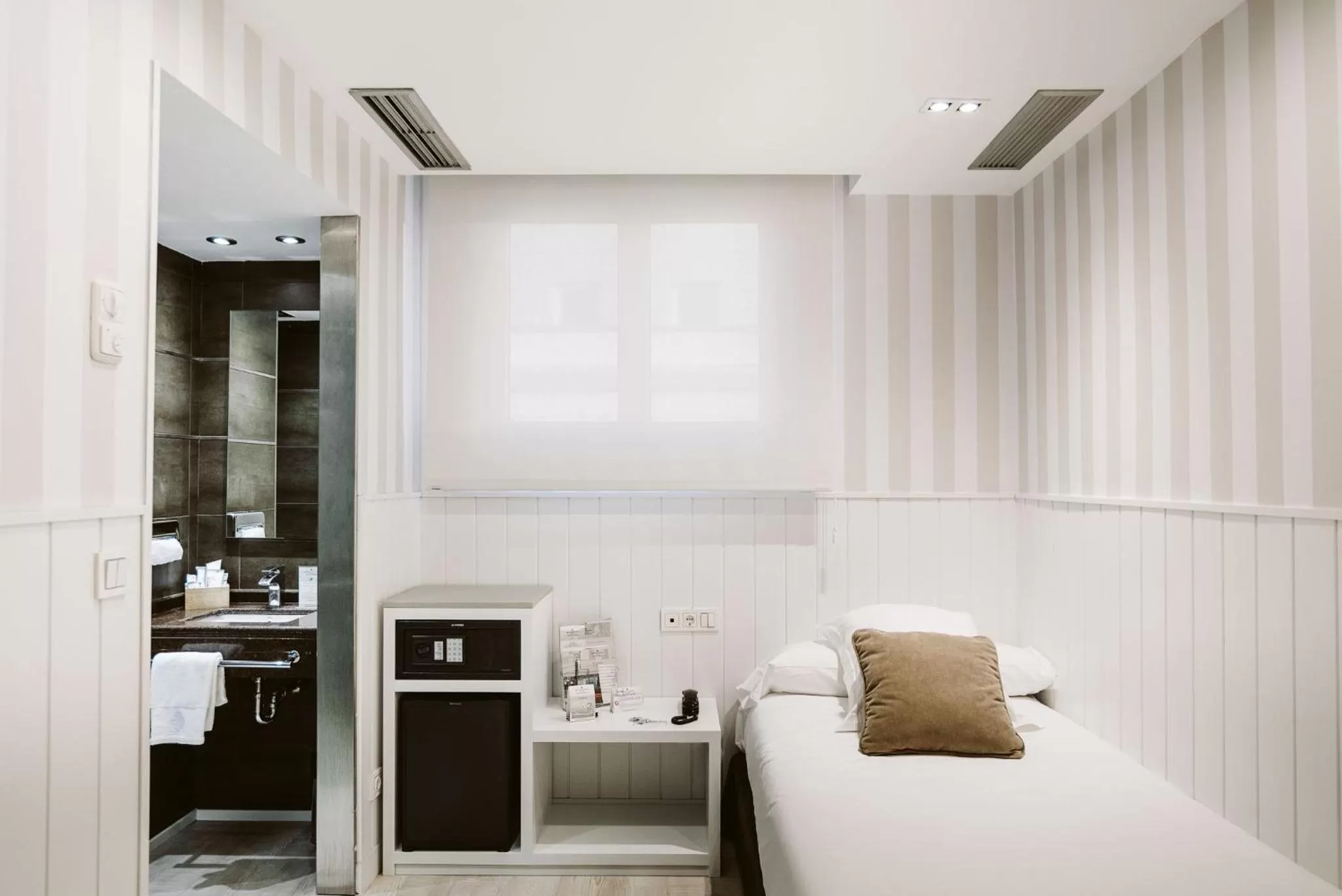 Bedroom, Bed in Hotel Abando