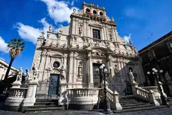 Nearby landmark in The Artists