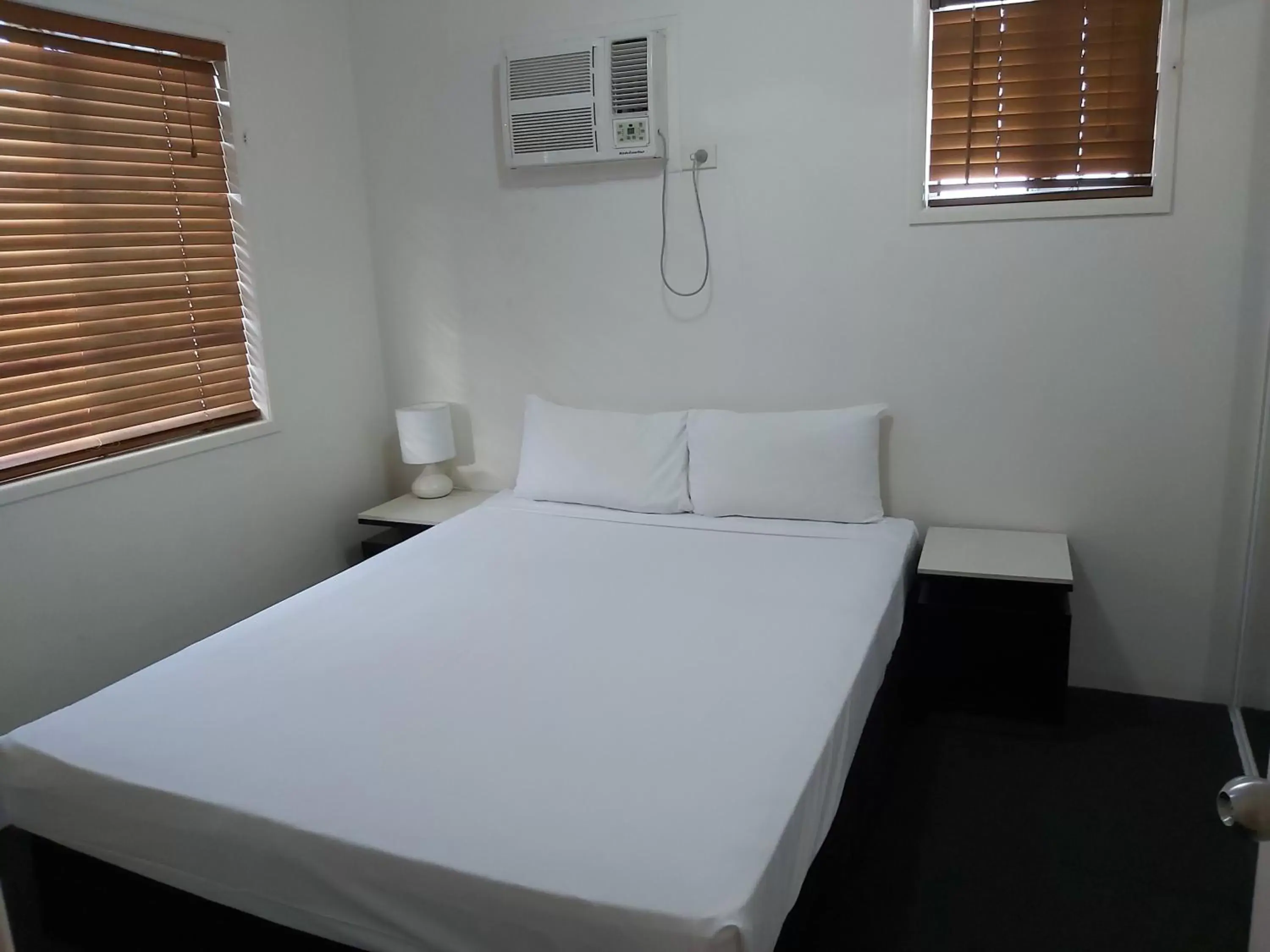 Bed in Cosmopolitan Motel & Serviced Apartments