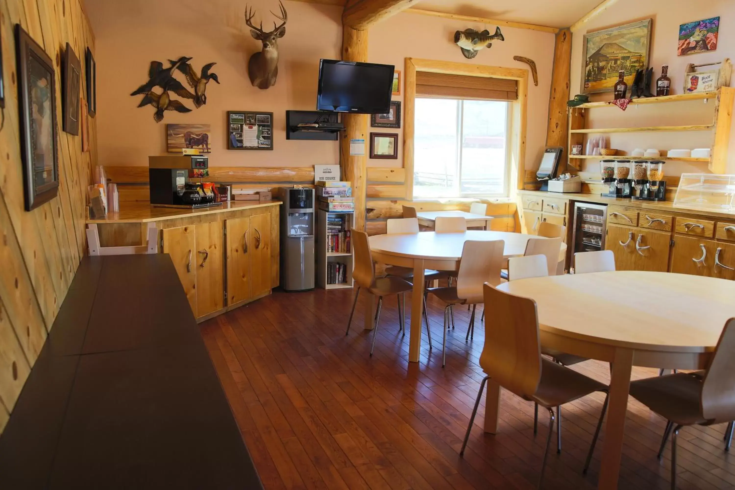 Coffee/tea facilities, Restaurant/Places to Eat in The Longhorn Ranch Lodge & RV Resort