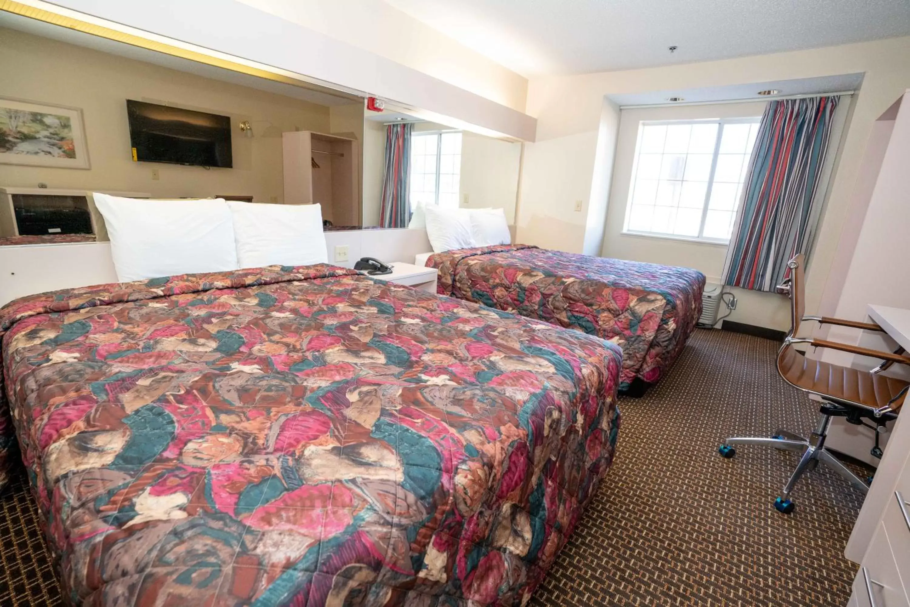 Bed in Regency Inn & Suites DFW