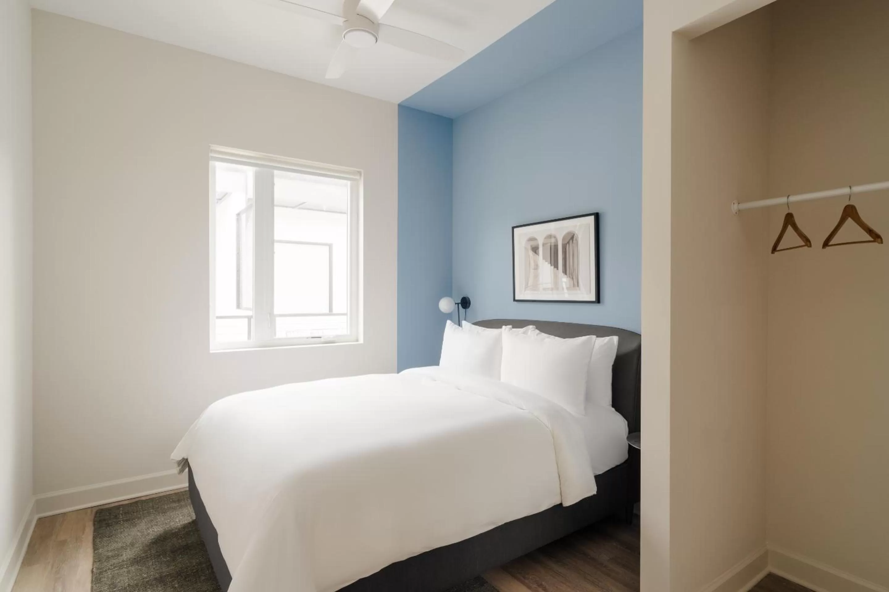 Living room, Bed in Sonder The Verse