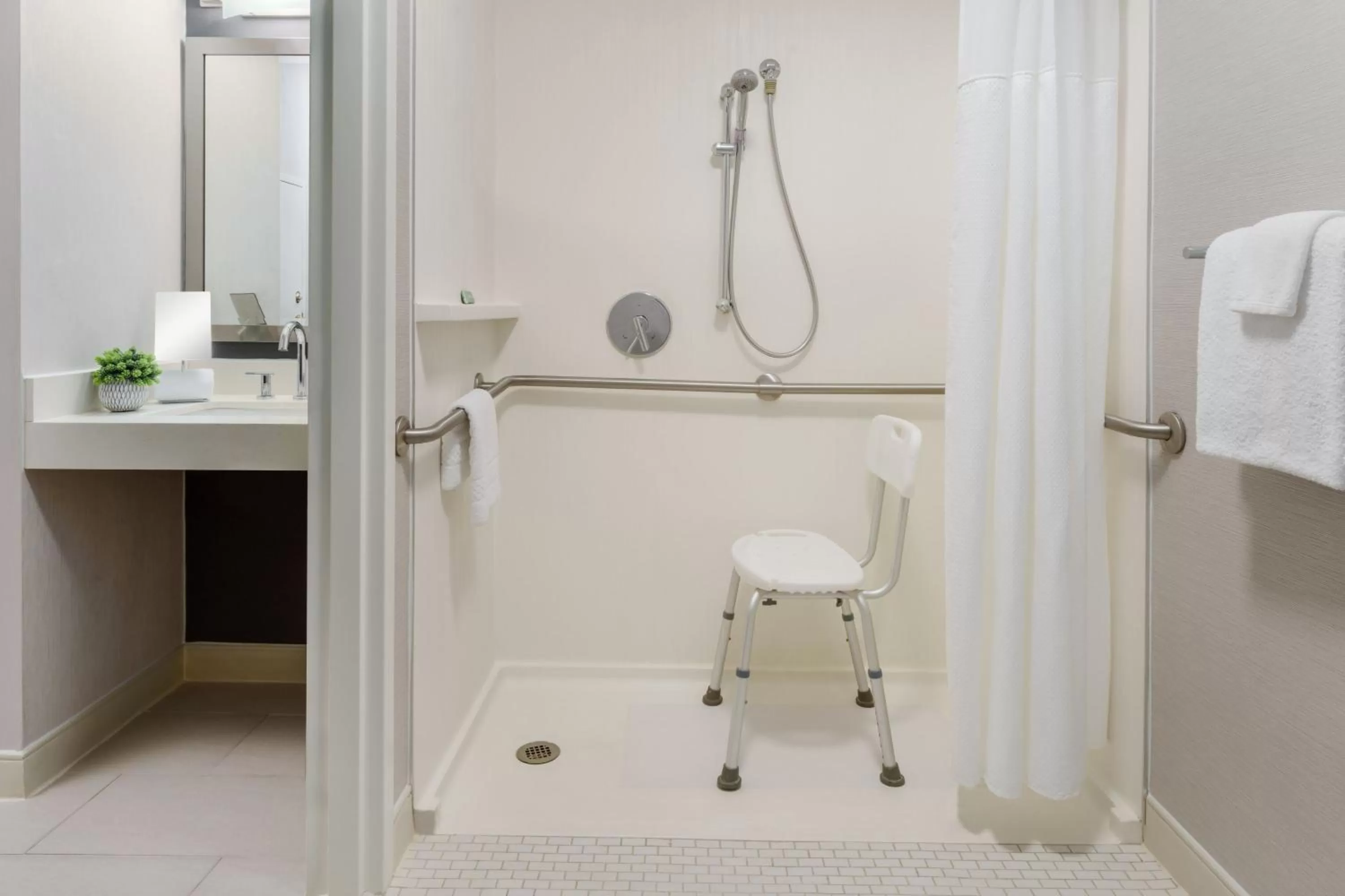 Bathroom in Courtyard Manchester-Boston Regional Airport