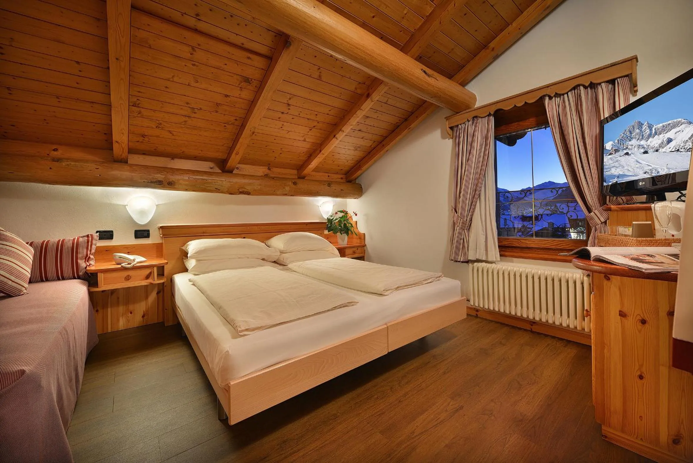 Photo of the whole room, Bed in Hotel Livigno