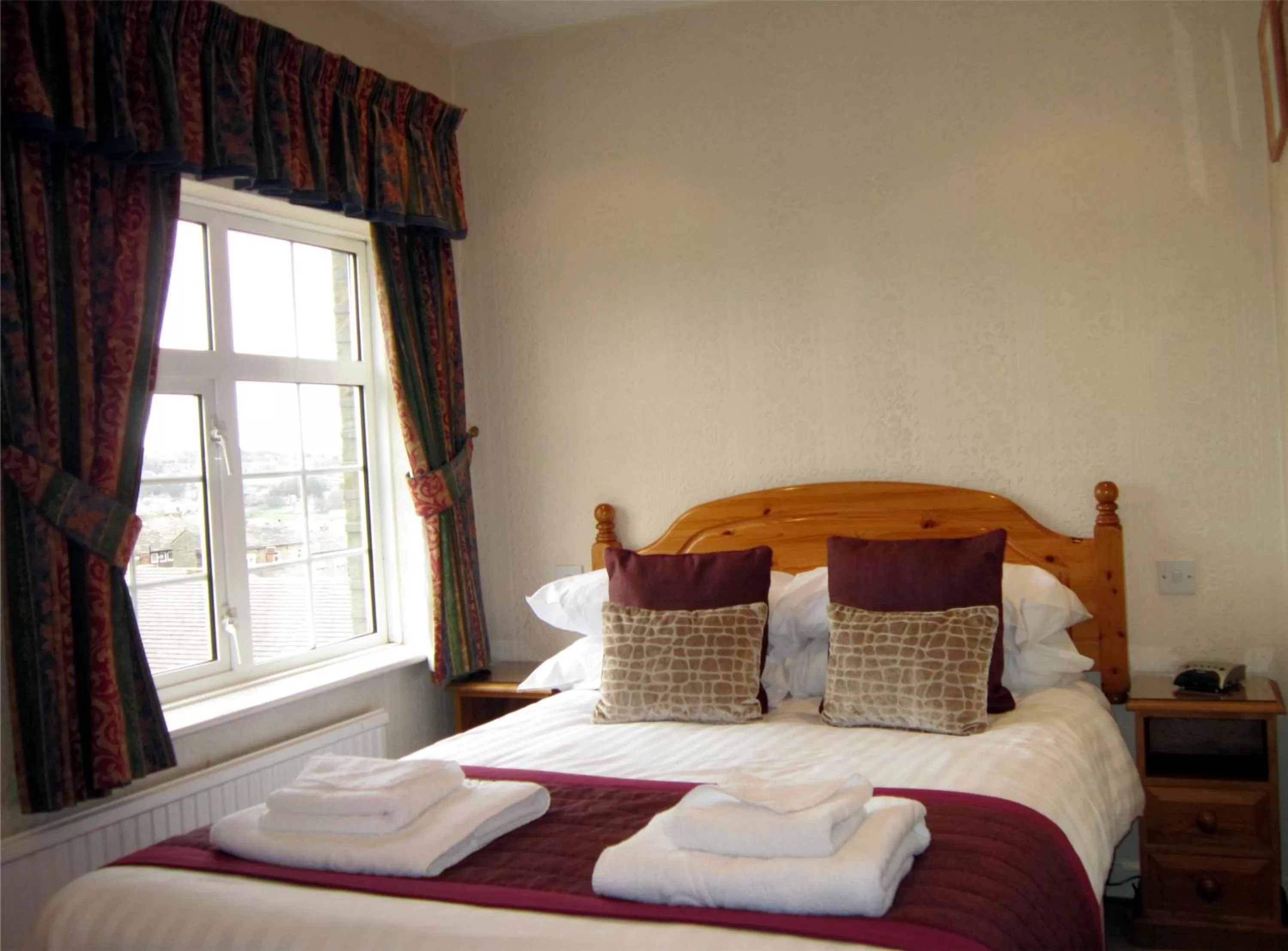 Bedroom, Bed in The Old White Lion Hotel