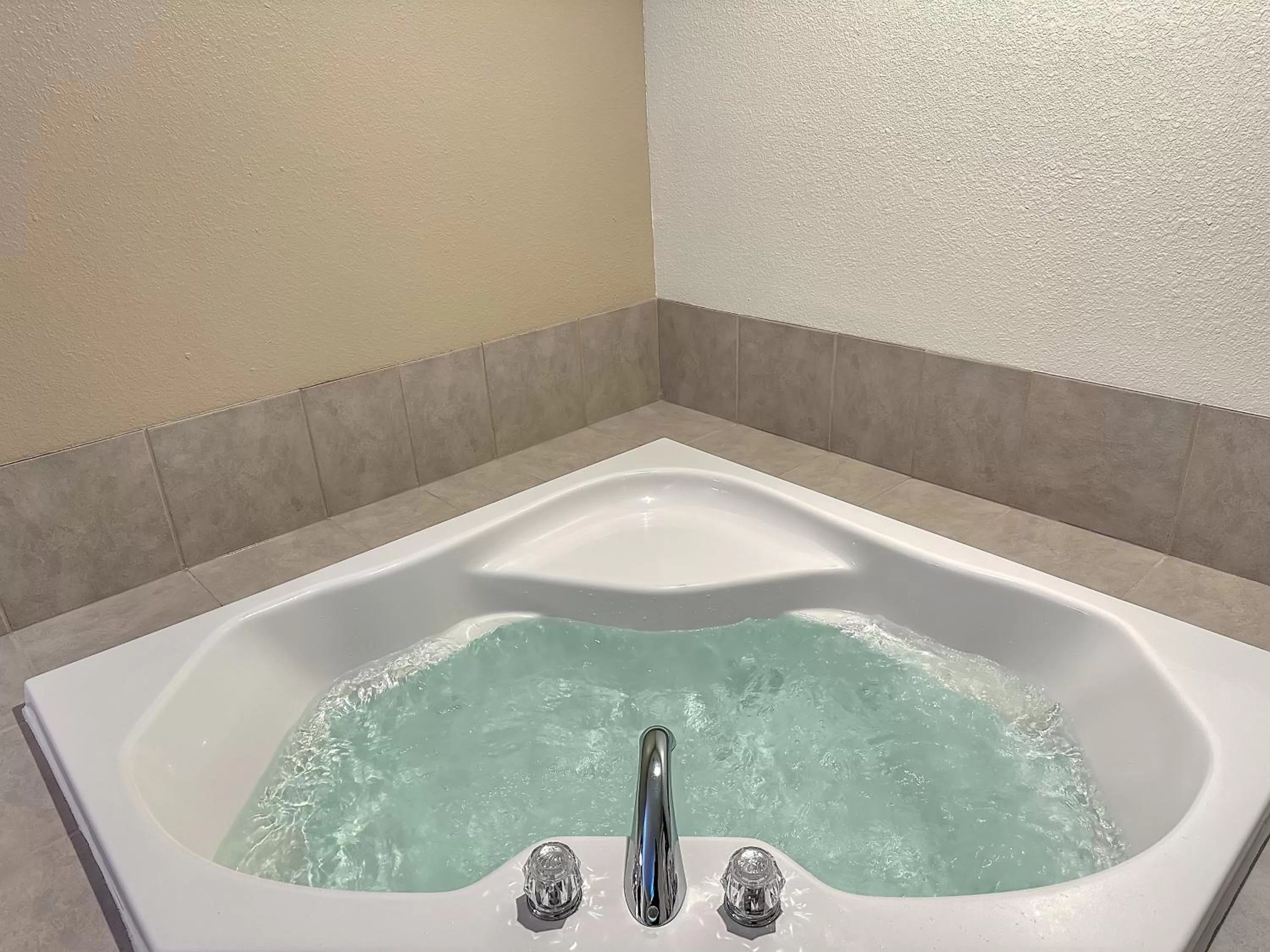 Hot Tub in Estherville Hotel & Suites