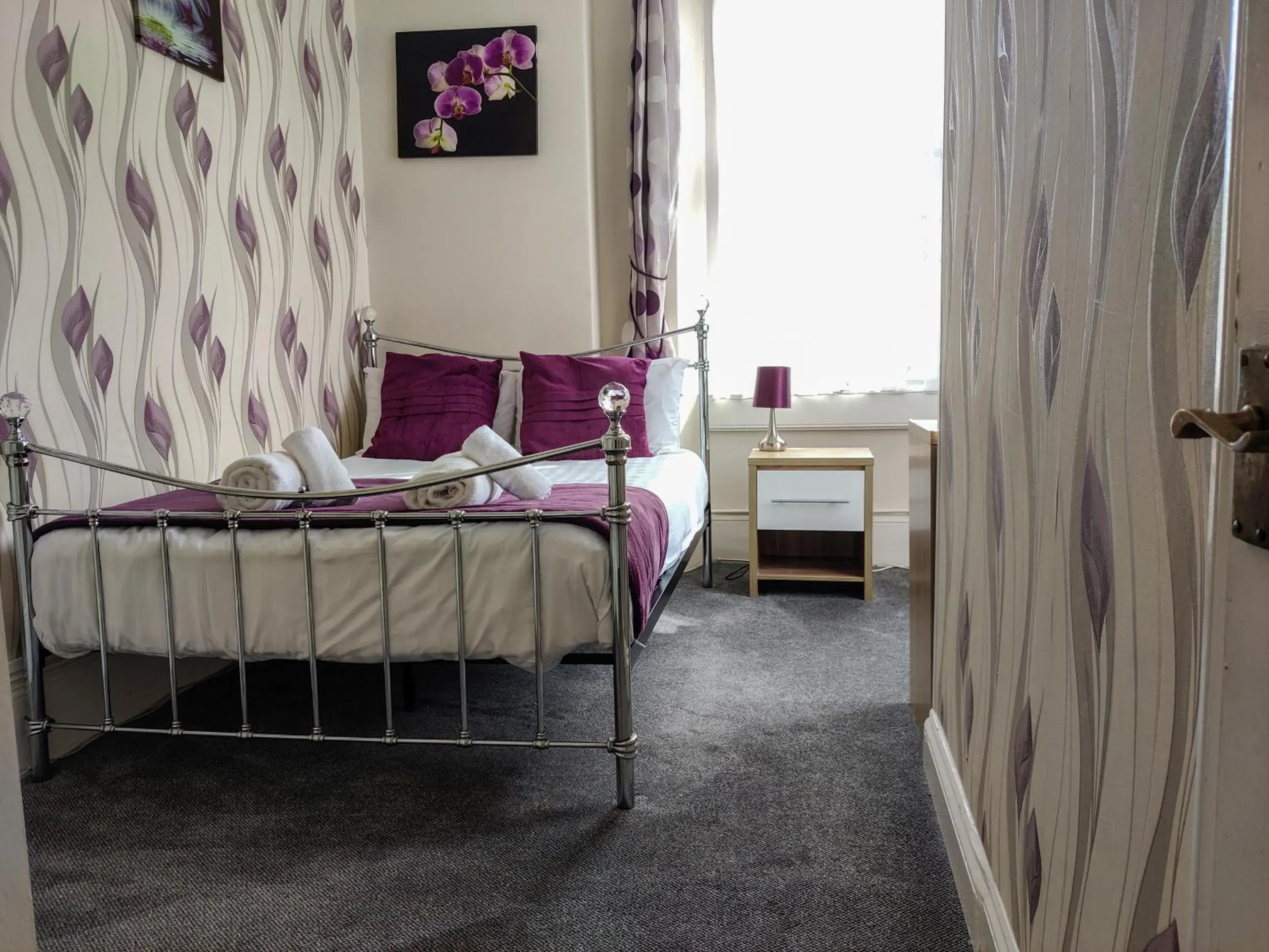 Bedroom, Bed in Wentworth House - Free Parking