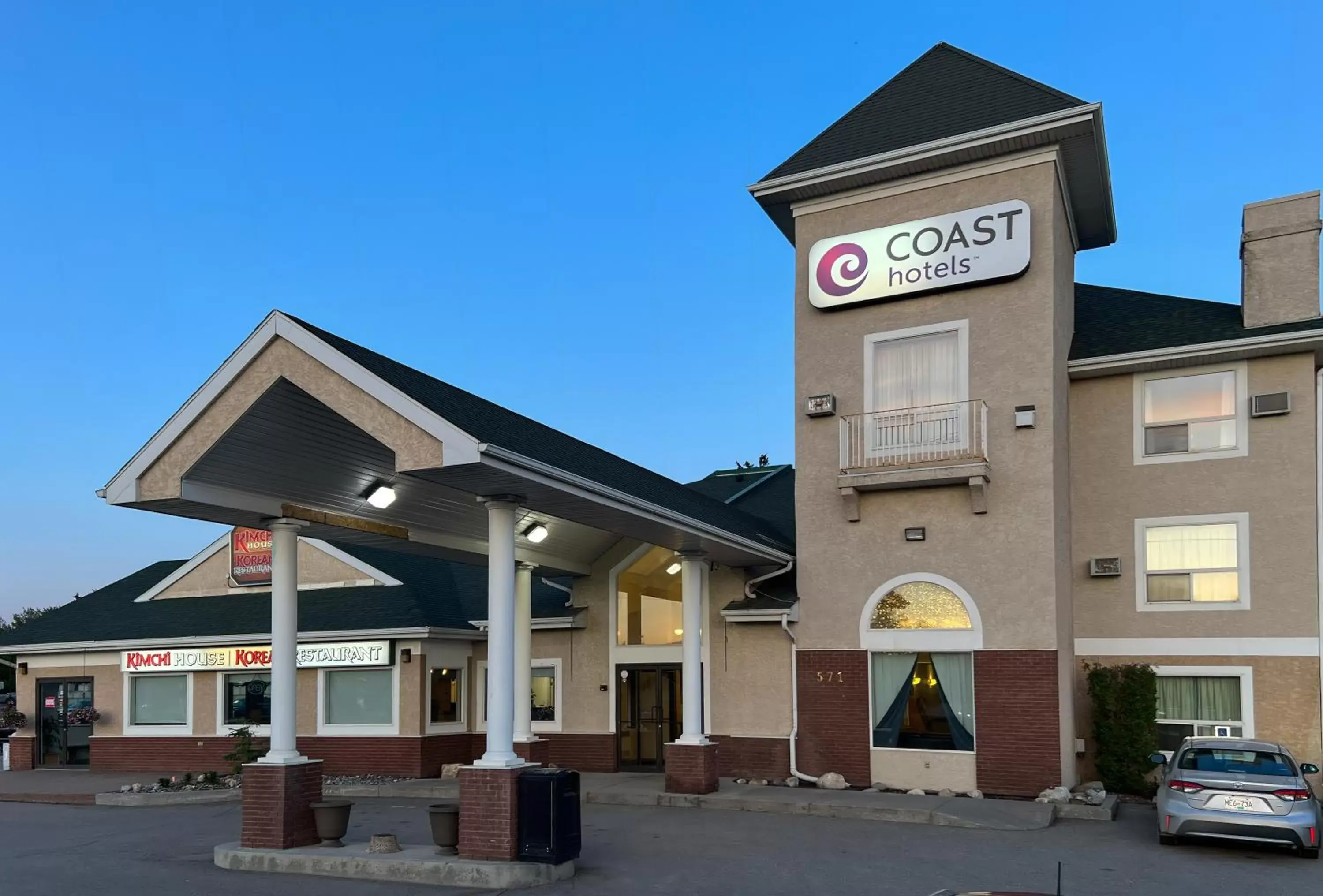 Property building in Coast Hinton Hotel Property building in Coast Hinton Hotel