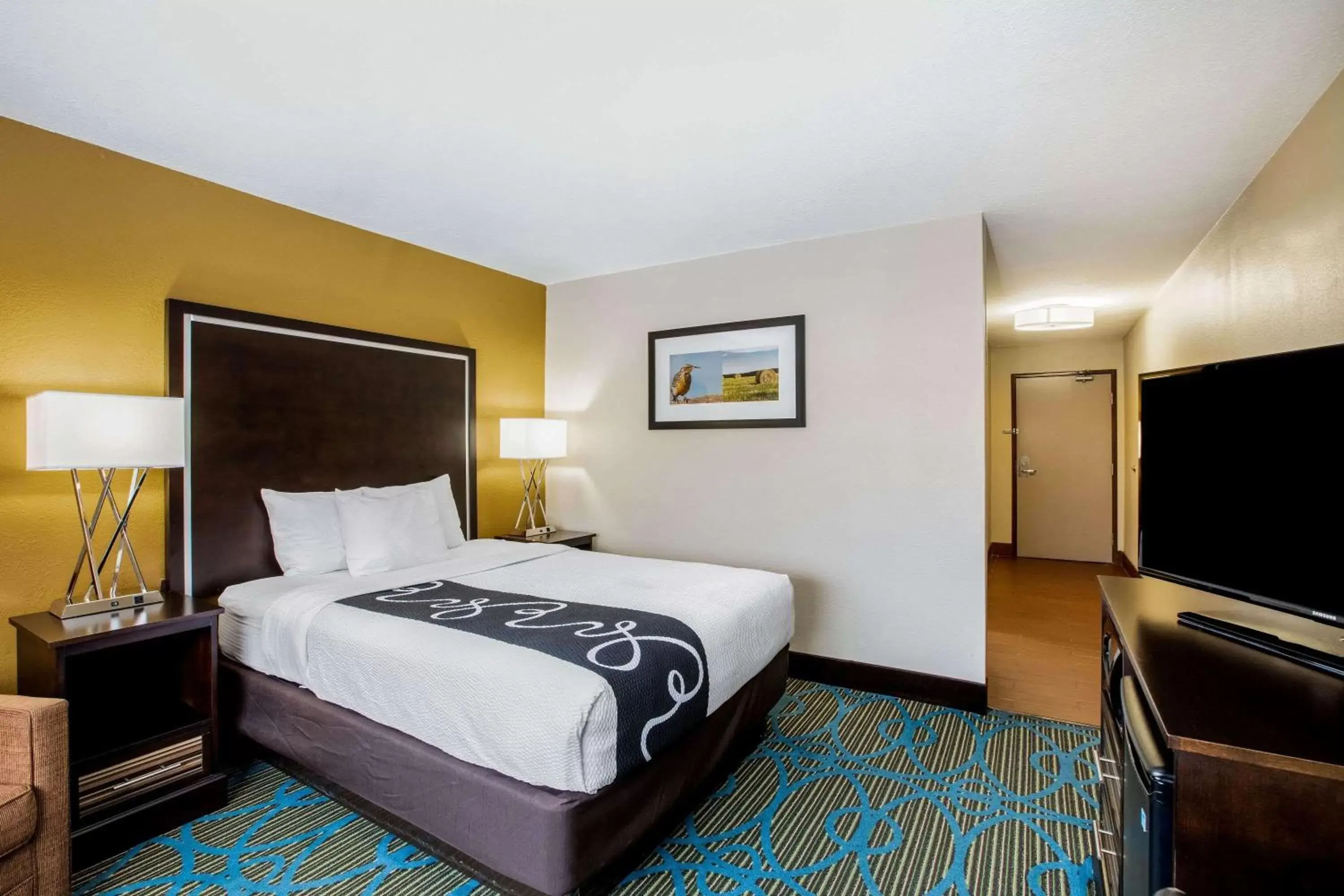 Photo of the whole room, Bed in La Quinta Inn & Suites by Wyndham Emporia