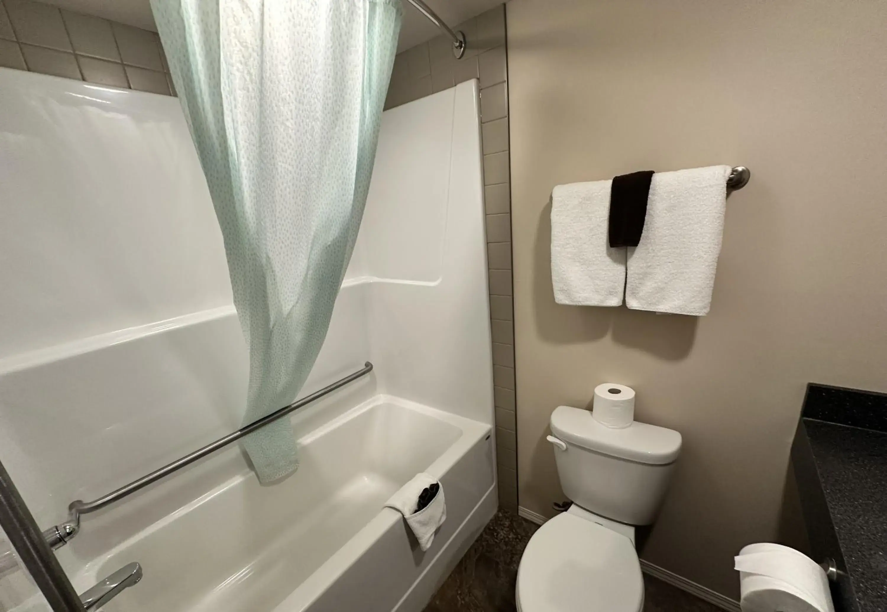 Bathroom in Voyageur Motel