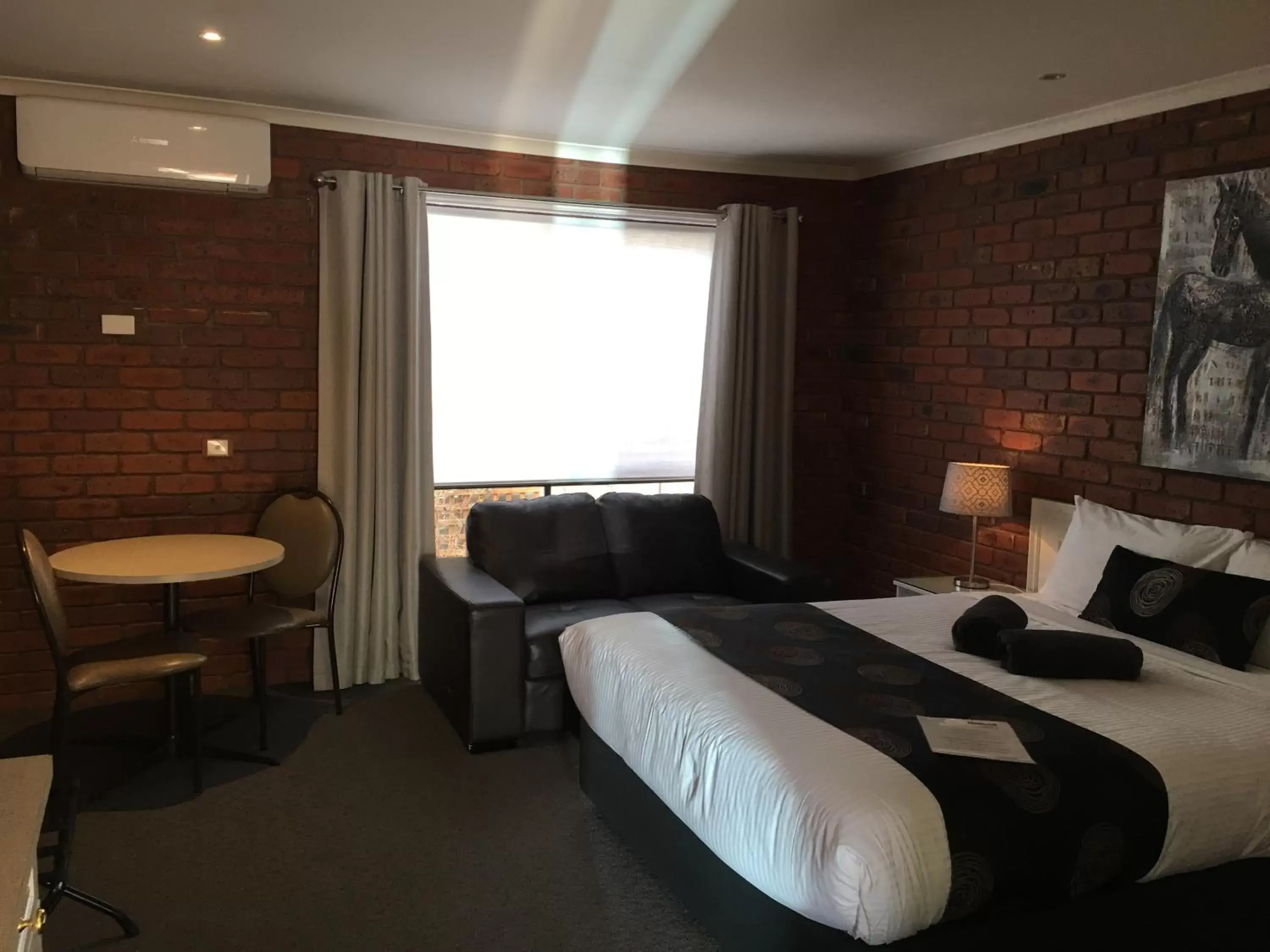 Bed in Melton Motor Inn and Apartments