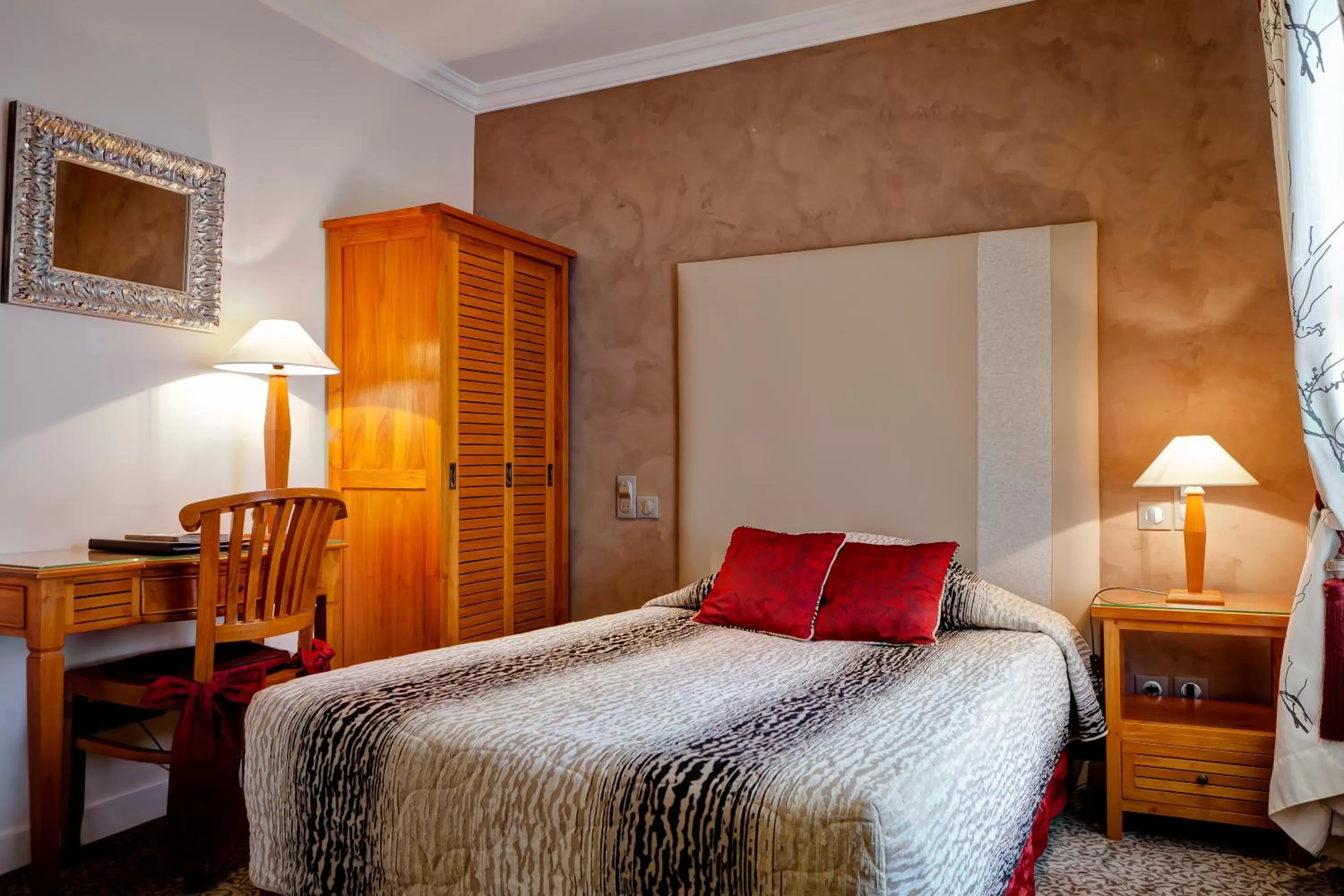 Photo of the whole room, Bed in Grand Hotel des Terreaux