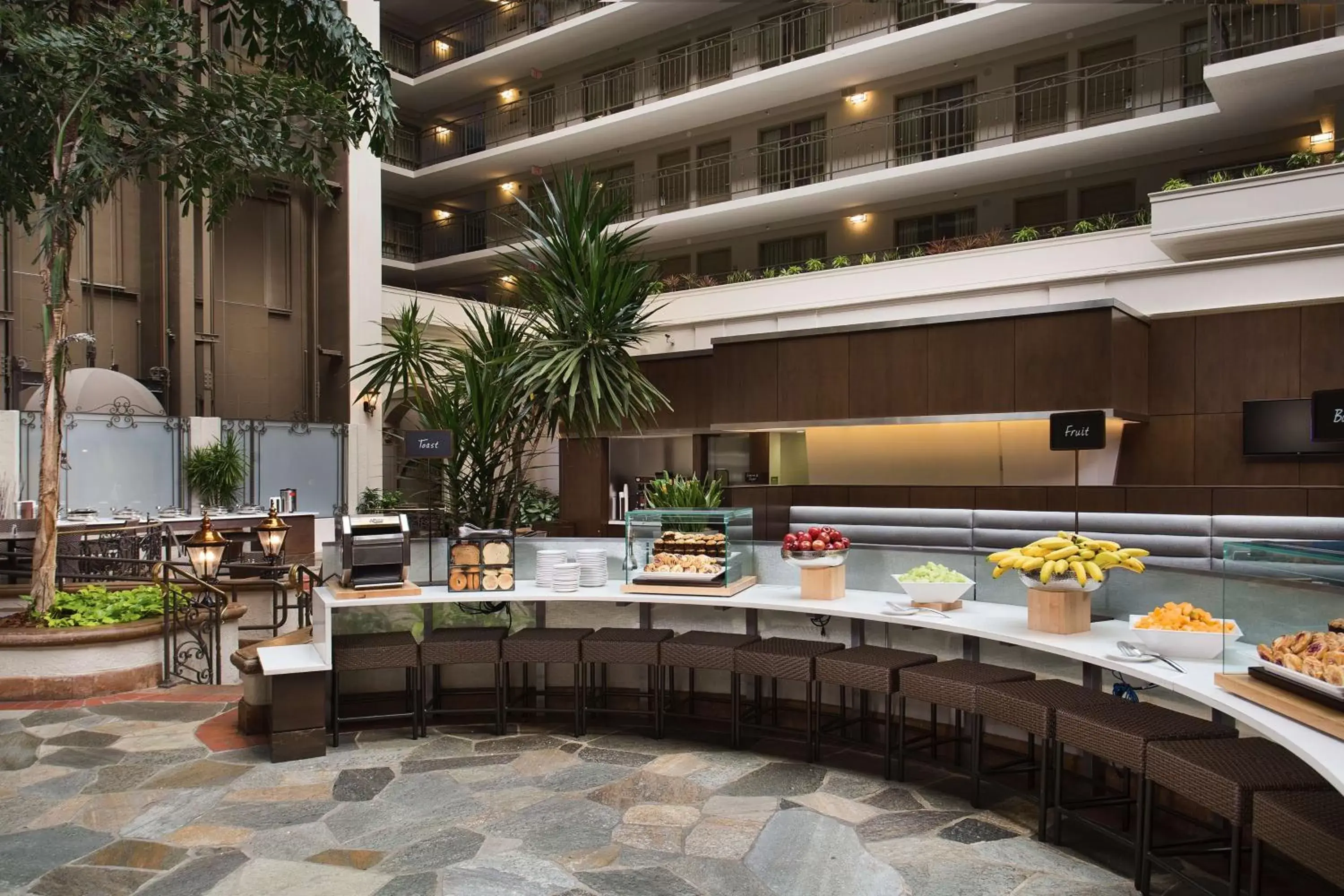 Dining area in Embassy Suites San Francisco Airport - Waterfront