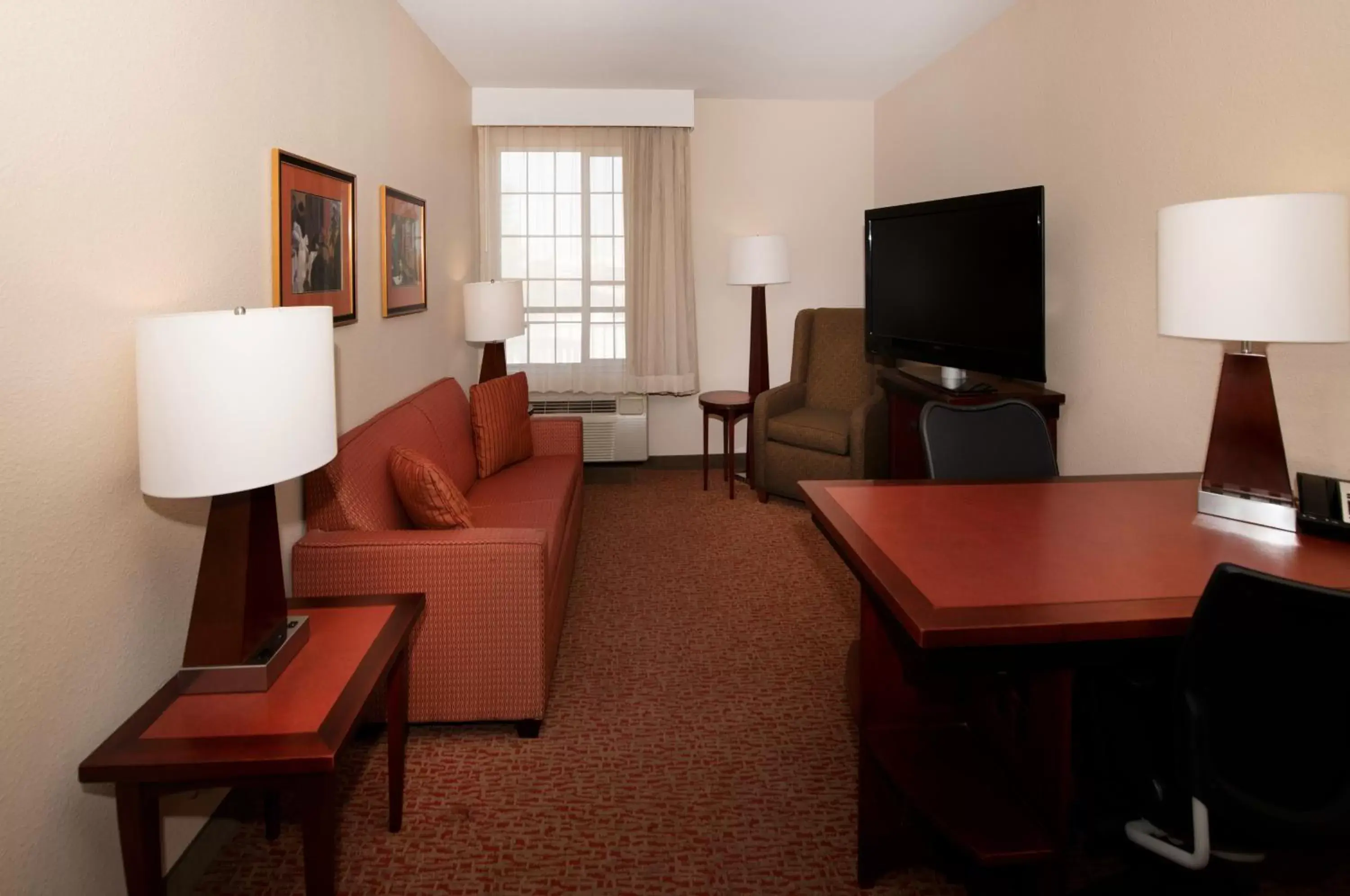 Living room, TV/Entertainment Center in Larkspur Landing South San Francisco-An All-Suite Hotel