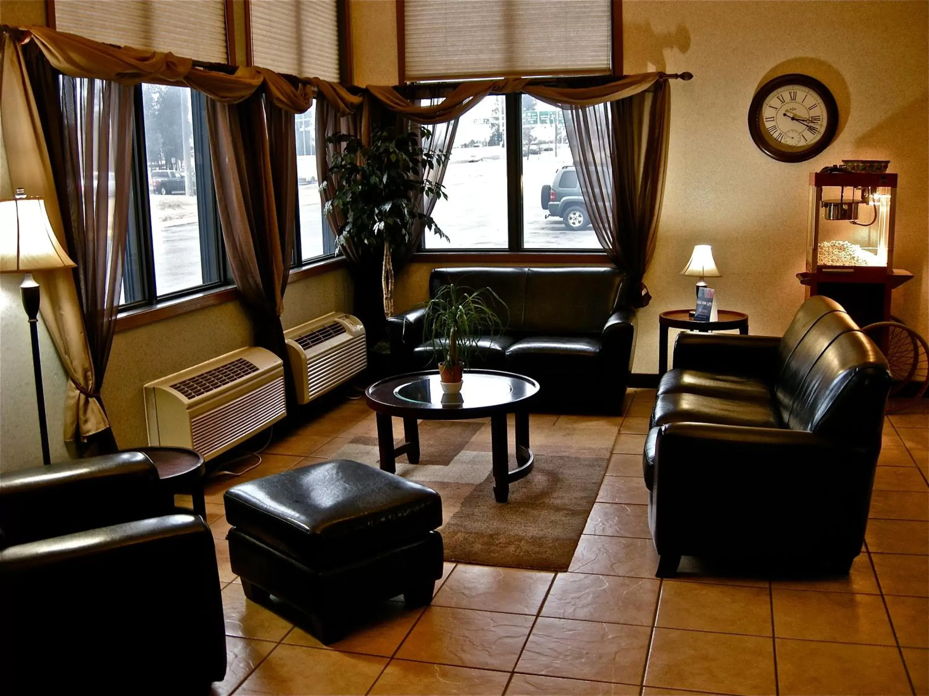 Communal lounge/ TV room, Seating Area in Days Inn by Wyndham Coeur d'Alene