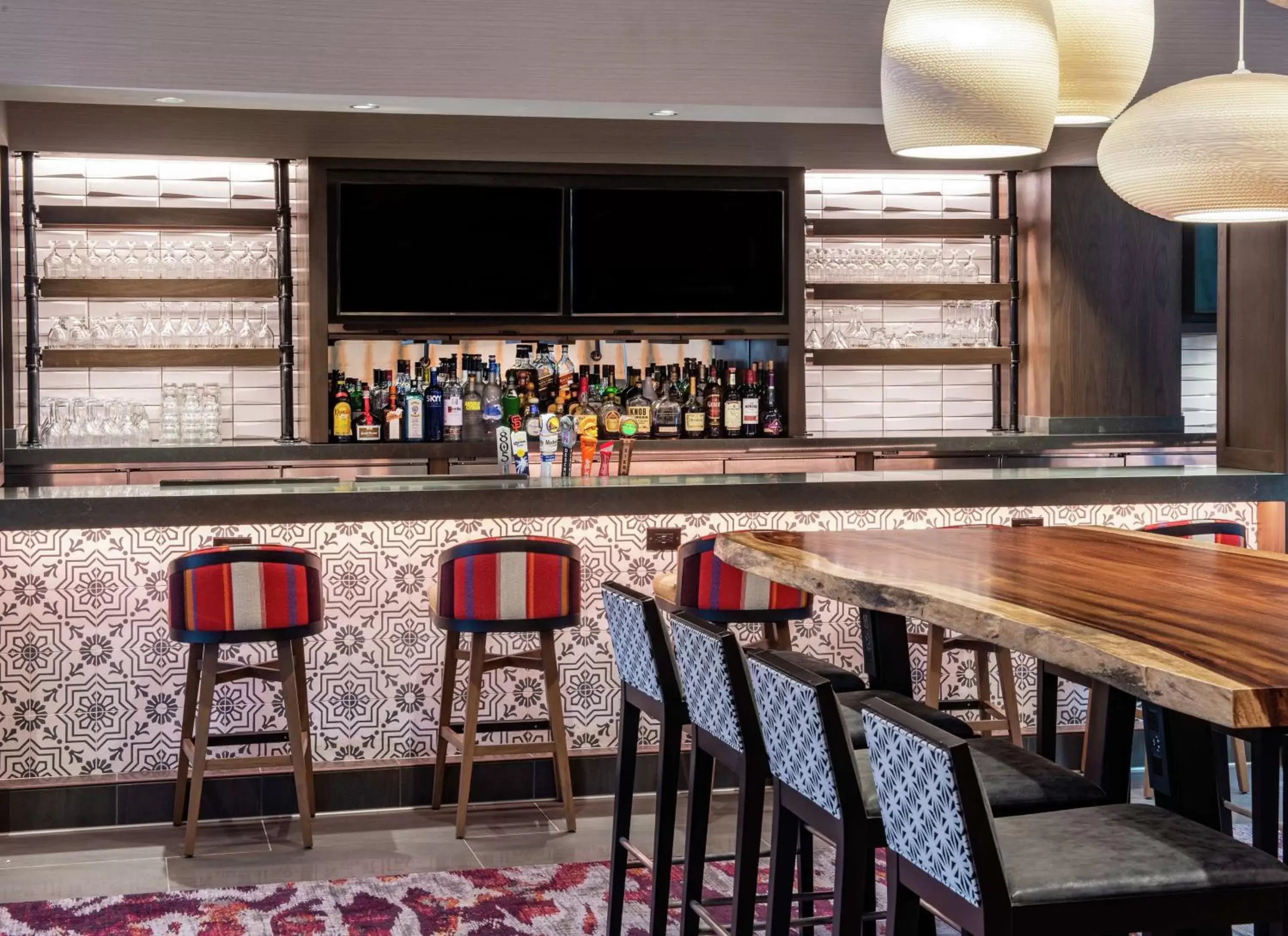 Lounge or bar in Embassy Suites by Hilton Walnut Creek Lounge or bar in Embassy Suites by Hilton Walnut Creek