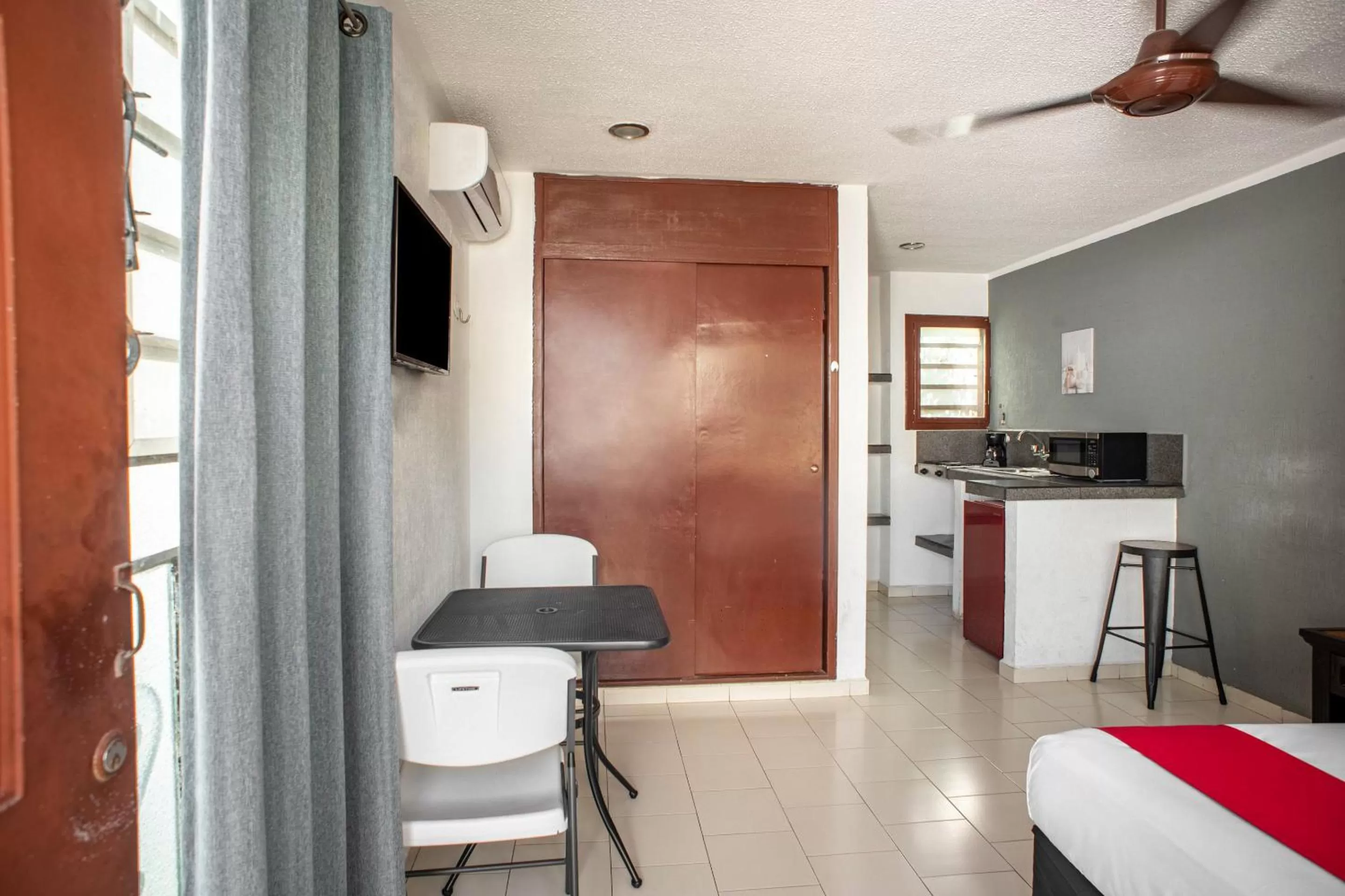 Kitchen or kitchenette, Bed in Hotel Dpas 52