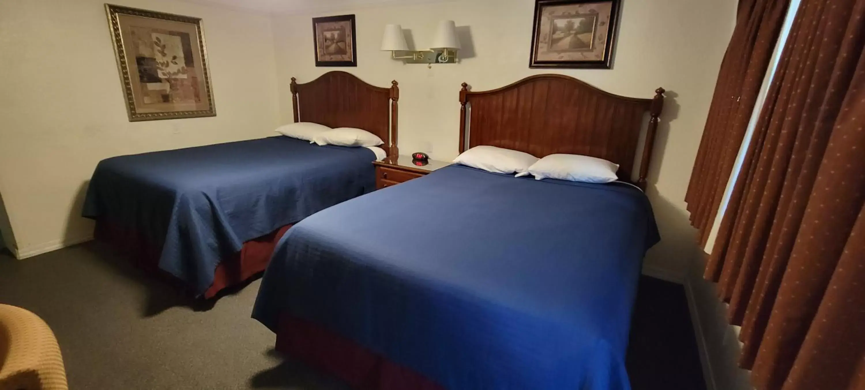 Queen Room with Two Queen Beds in Husker Inn Queen Room with Two Queen Beds in Husker Inn