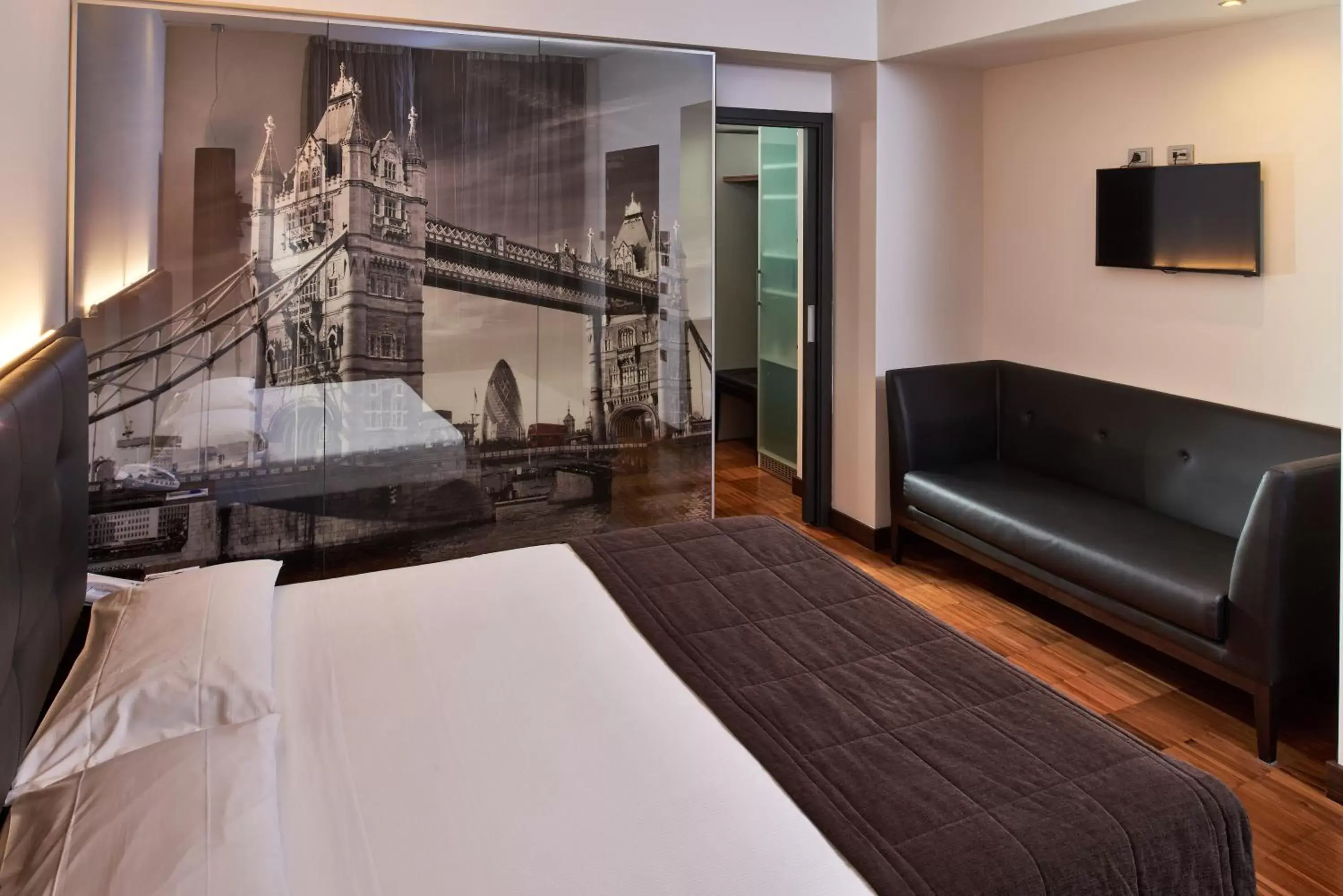 Bedroom, Seating Area in Hotel Cruise