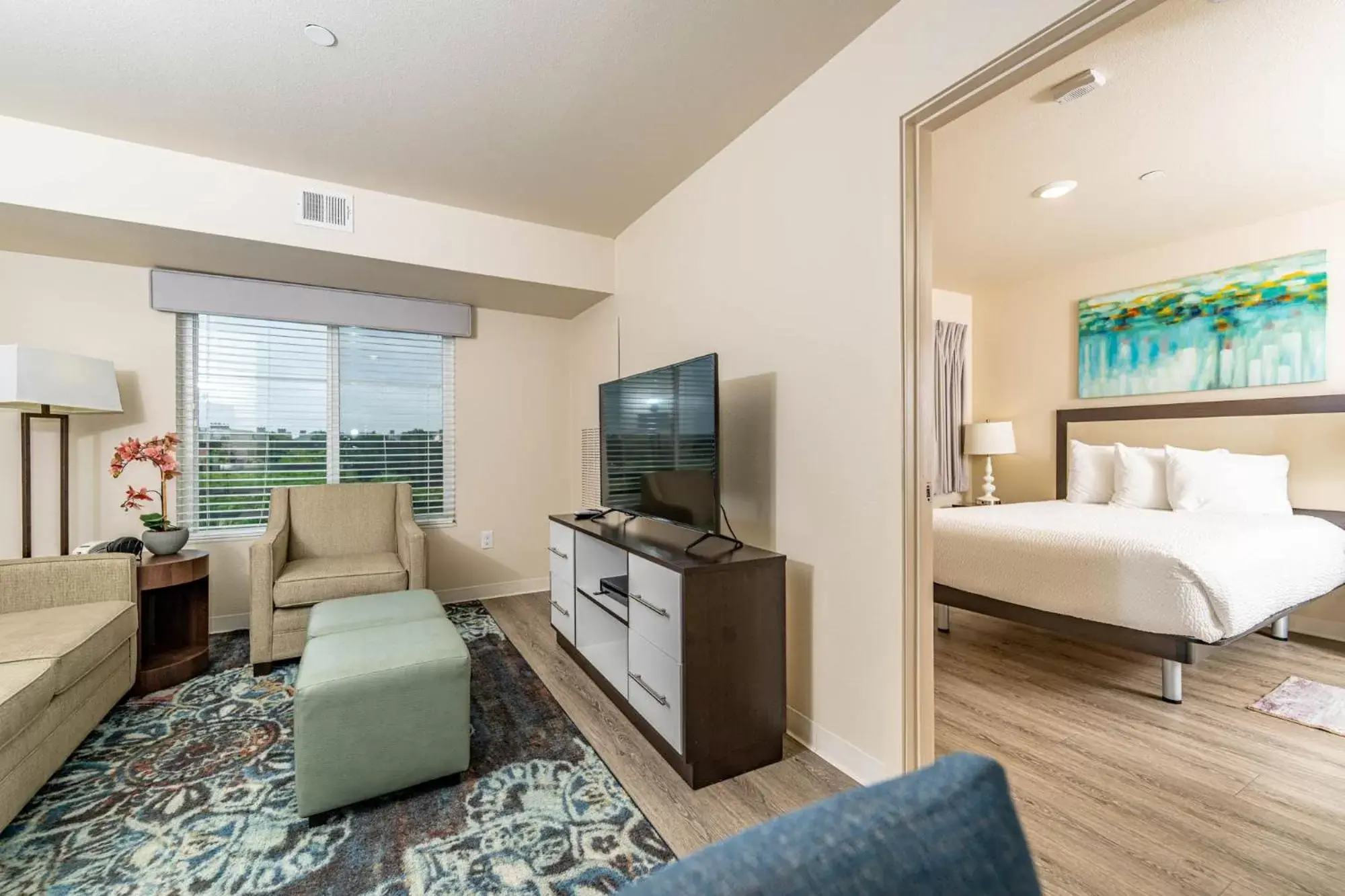 Living room in Soka Suites Dallas - Las Colinas
