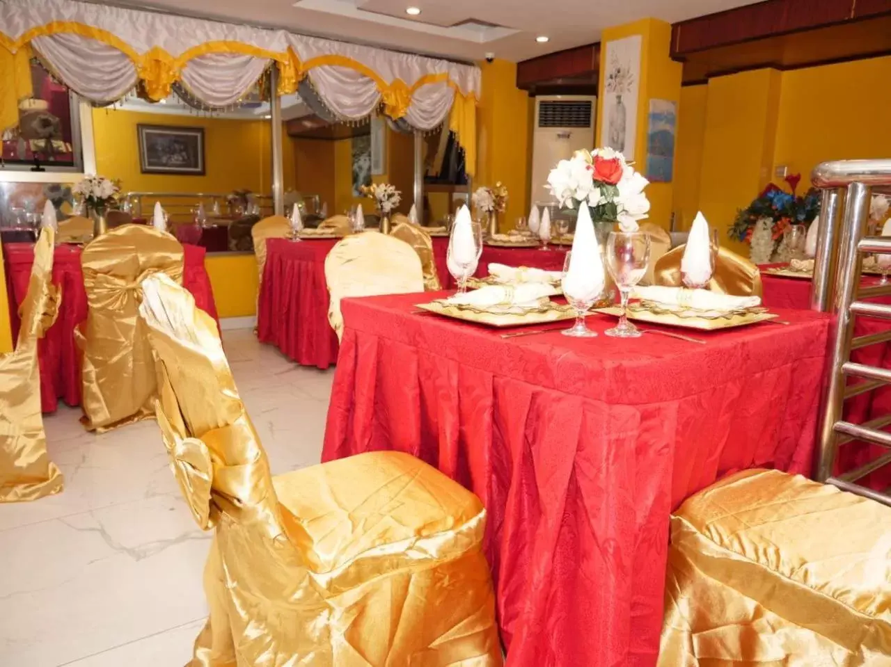 Restaurant/places to eat in Marriot Metropolitan Hotel Restaurant/places to eat in Marriot Metropolitan Hotel