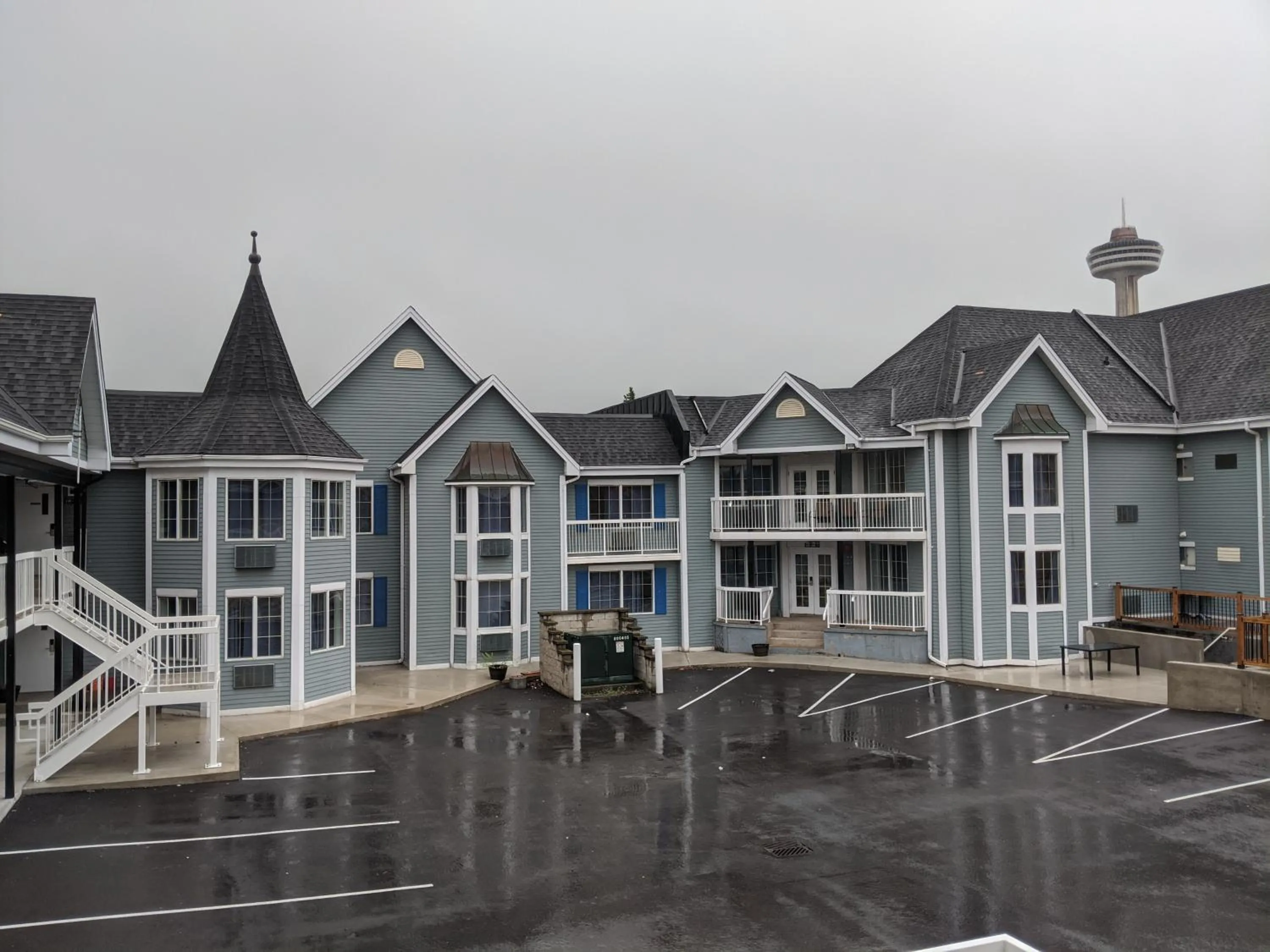 Property building in Falls Lodge & Suites