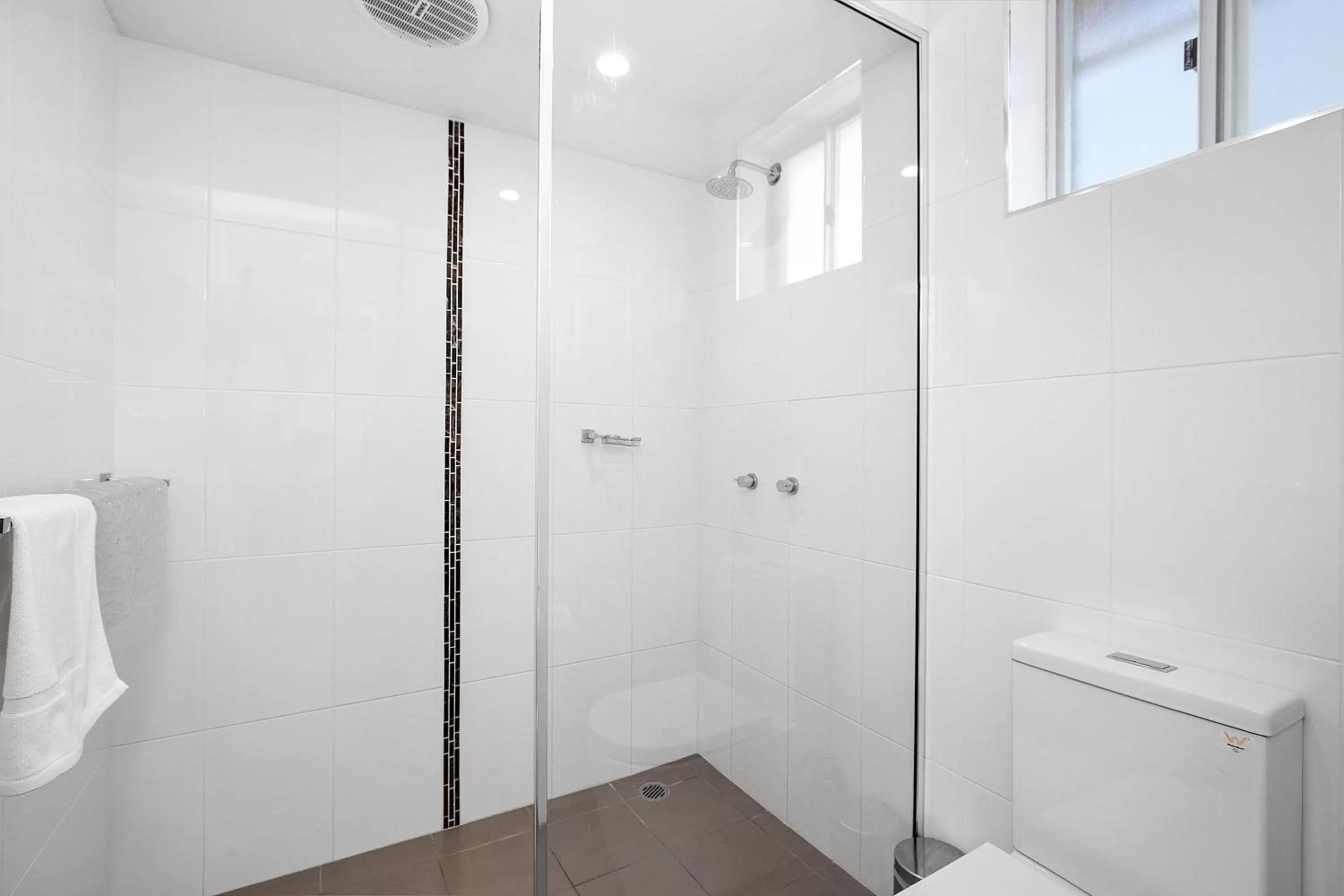 Shower in Thunderbird Motel Yass