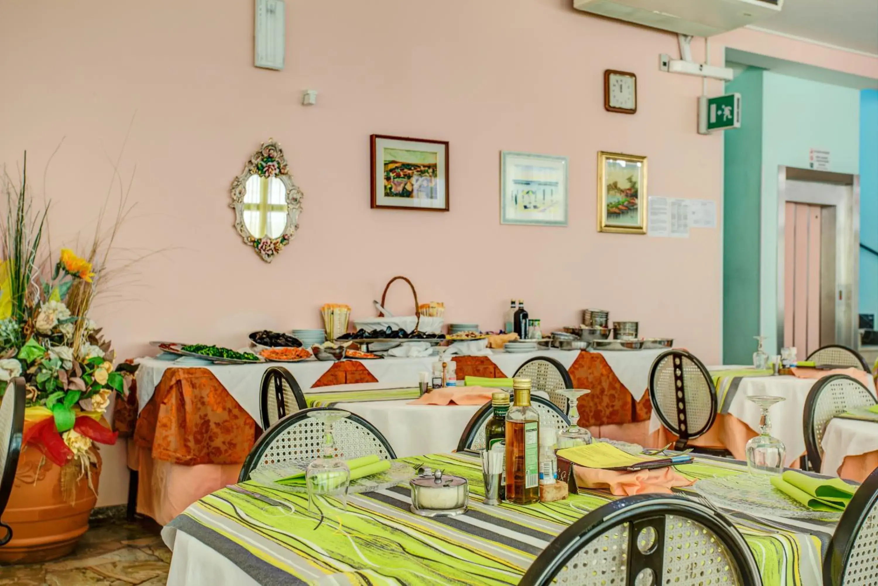 Restaurant/Places to Eat in Hotel Diamante