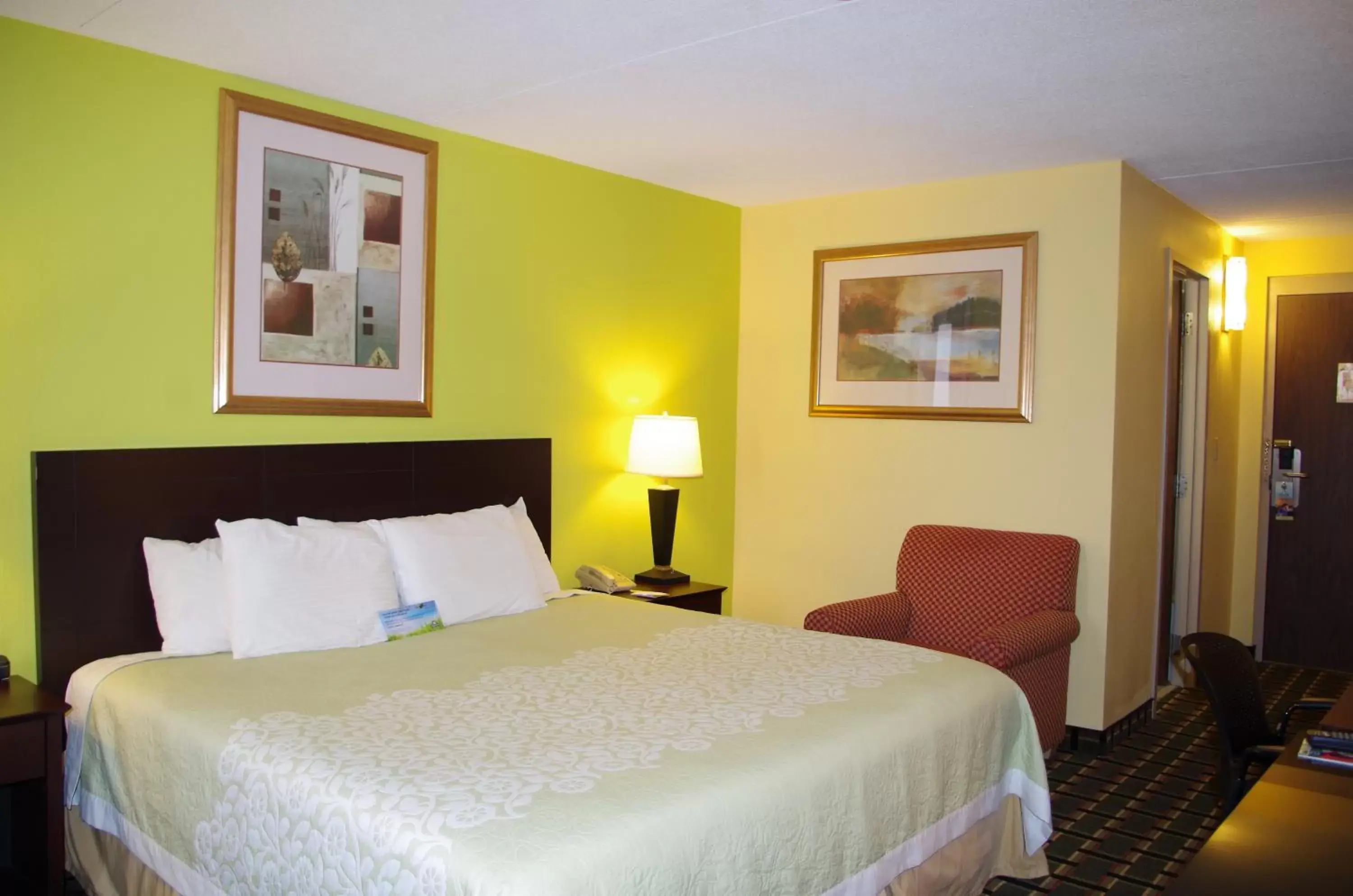 Business King Room - Non-Smoking in Days Hotel by Wyndham Danville Conference Center