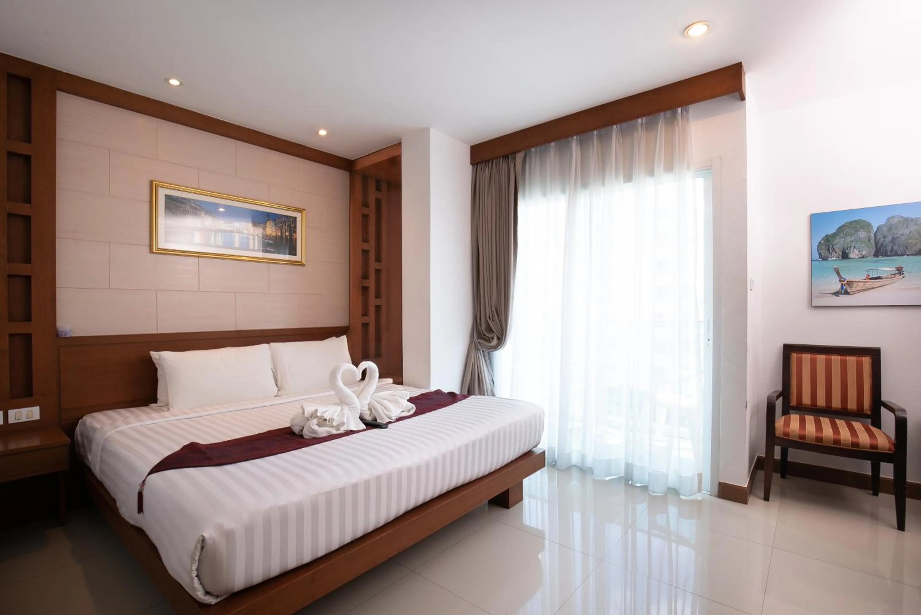Bedroom in The Patong Center Hotel