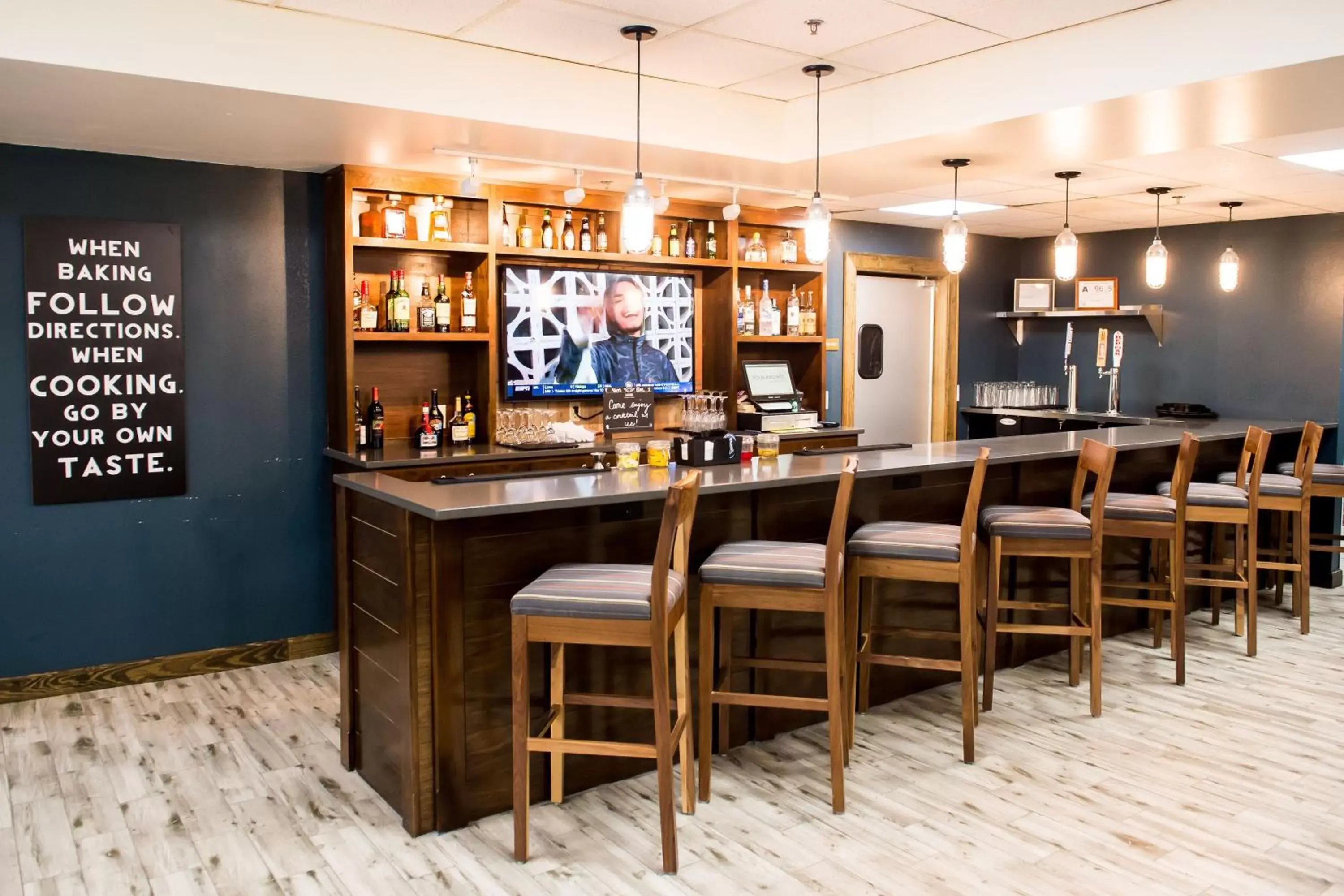 Restaurant/places to eat, Lounge/Bar in Four Points by Sheraton Greensboro Airport