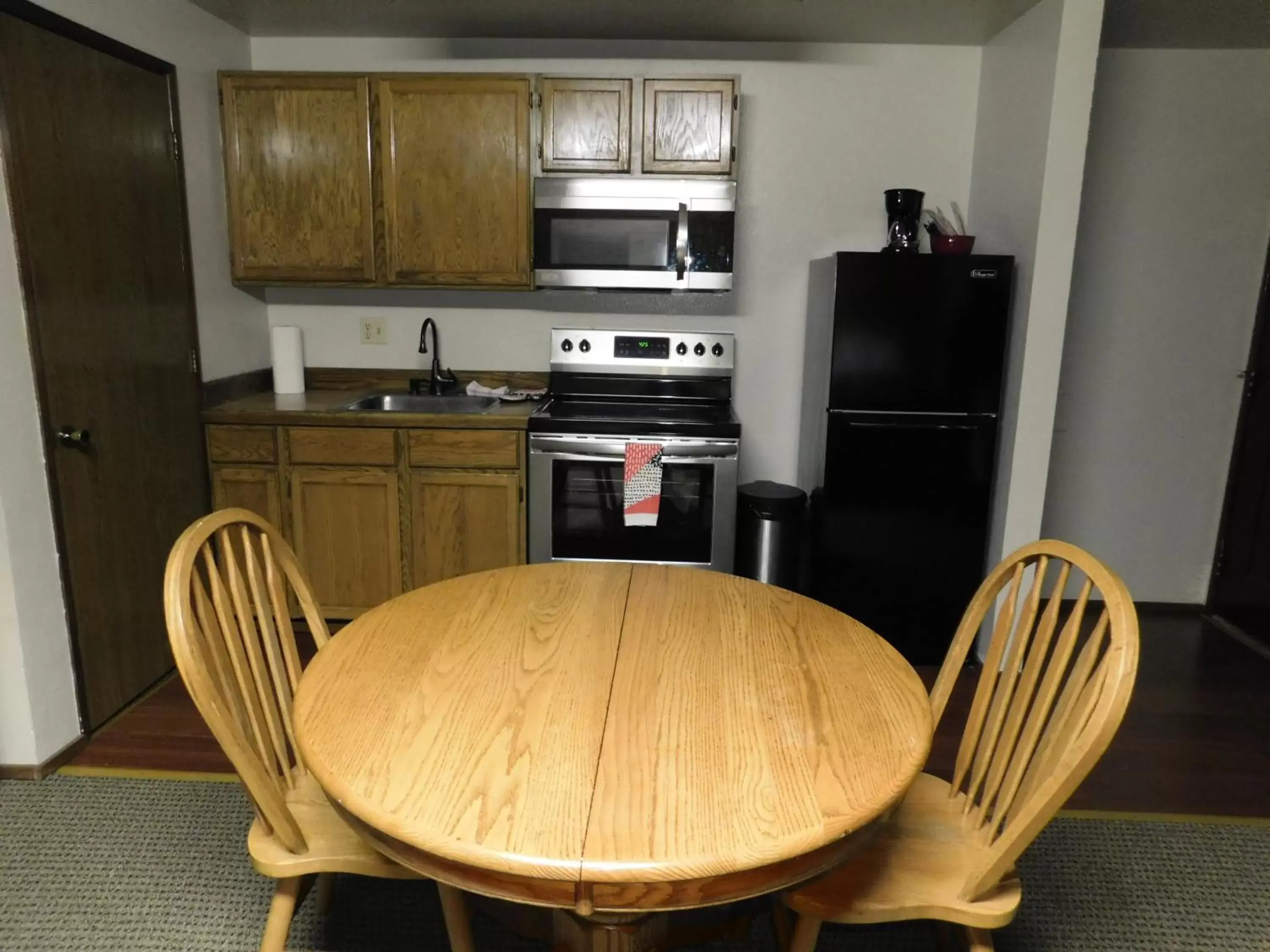 Kitchen or kitchenette, Dining Area in Packwood Inn