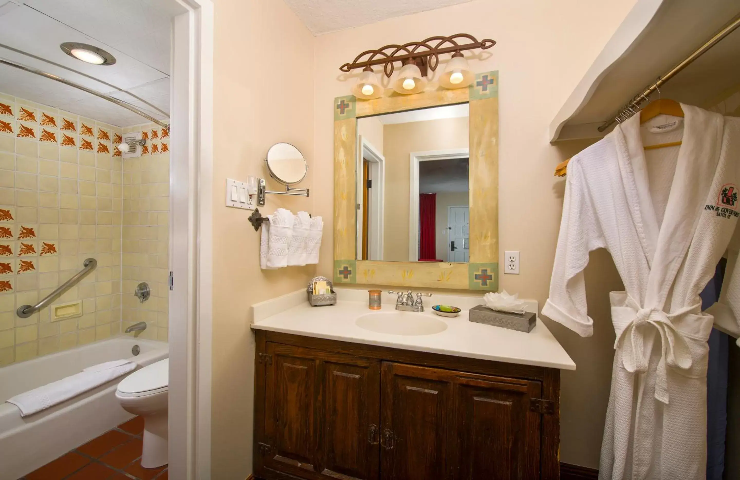 Shower, Bathroom in Inn of the Governors