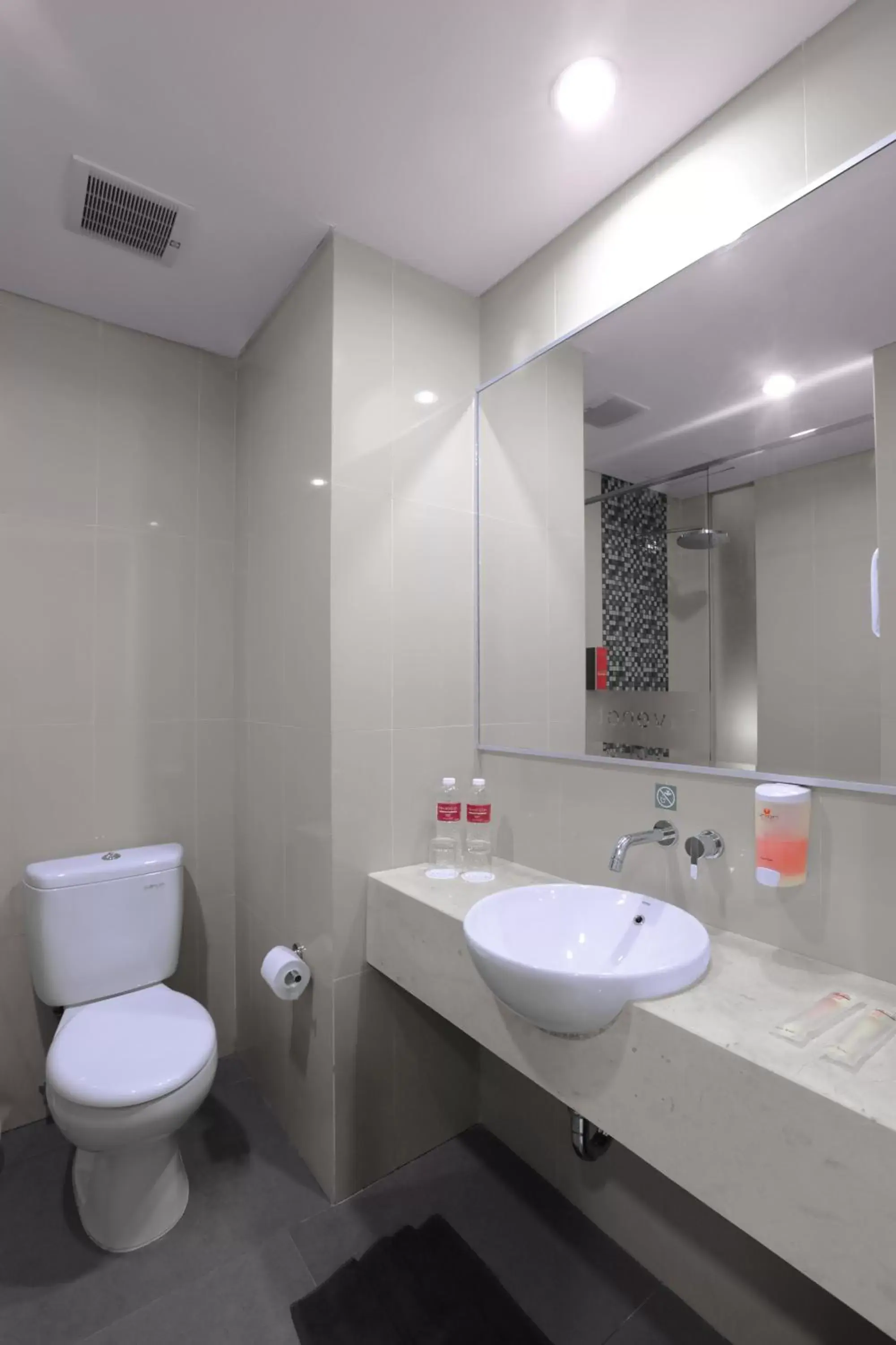 Bathroom in favehotel Bandara Tangerang