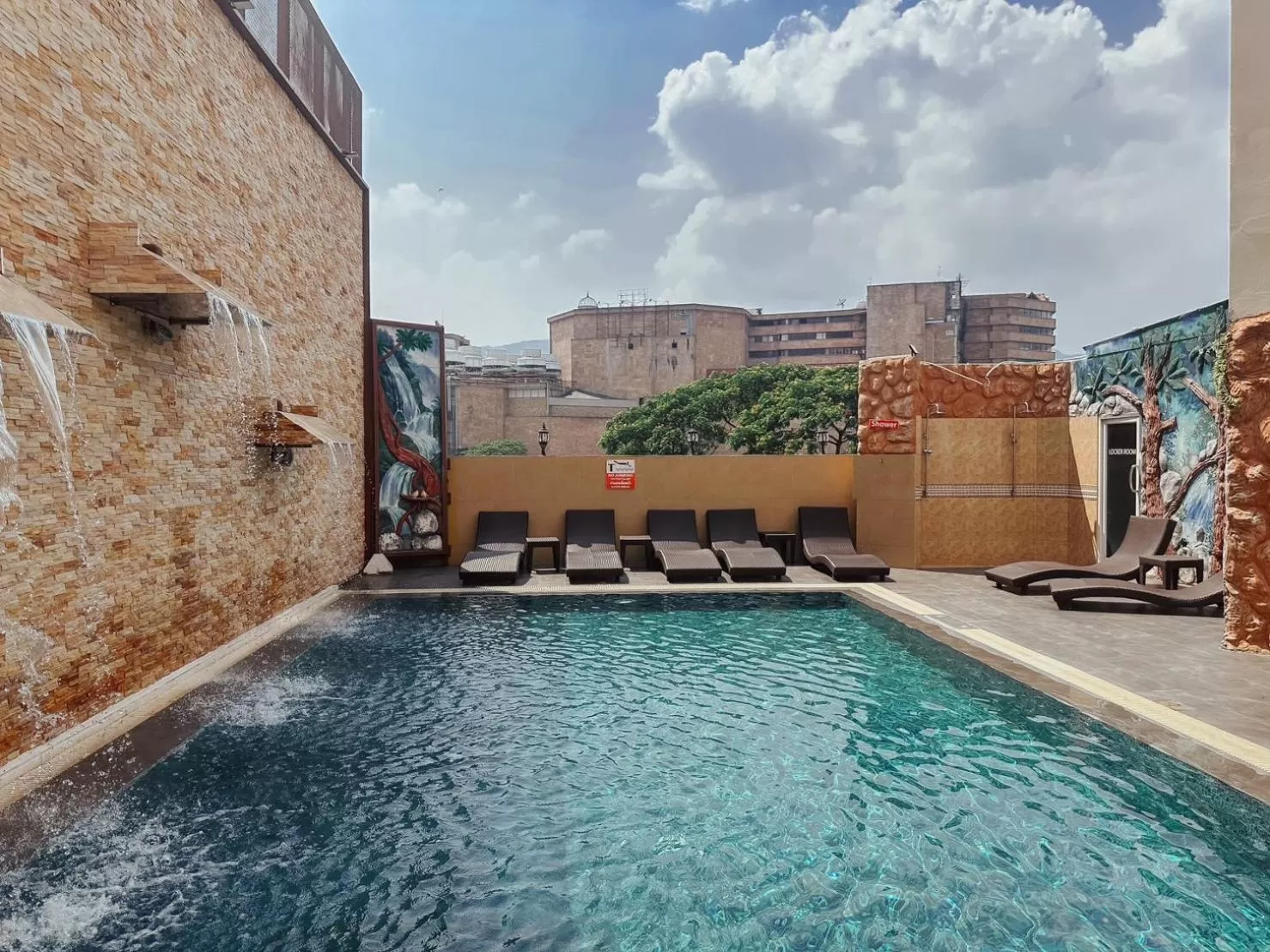 Swimming pool in Hotel De Khuvieng