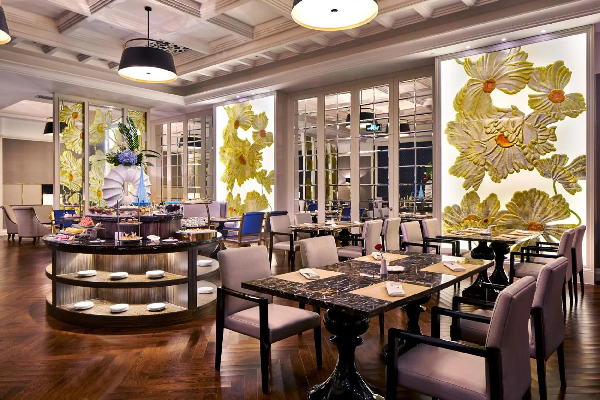 Lounge or bar, Restaurant/Places to Eat in Crowne Plaza Zhengzhou, an IHG Hotel