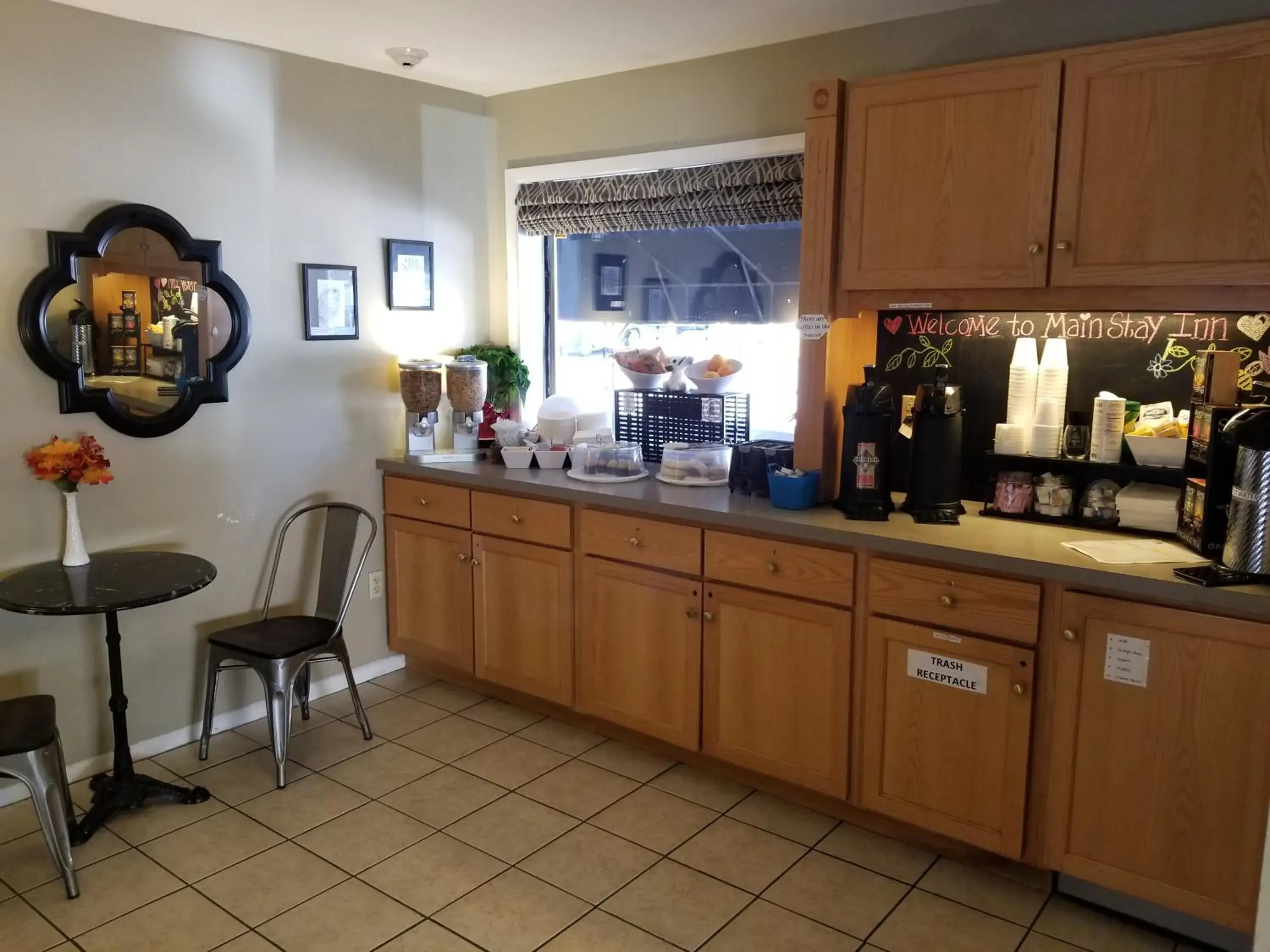 Coffee/tea facilities, Kitchen/Kitchenette in Mainstay Inn