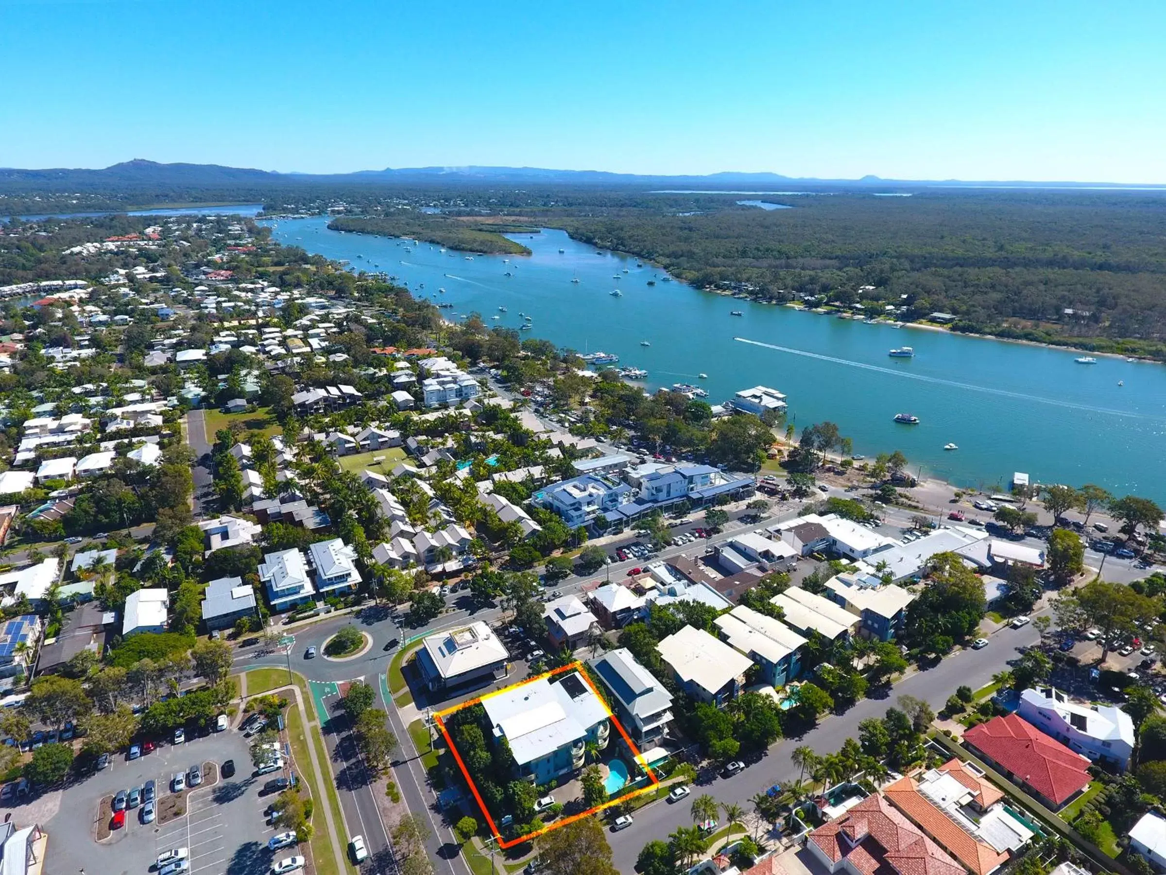 Restaurant/places to eat, Bird's-eye View in Noosa River Sandy Shores