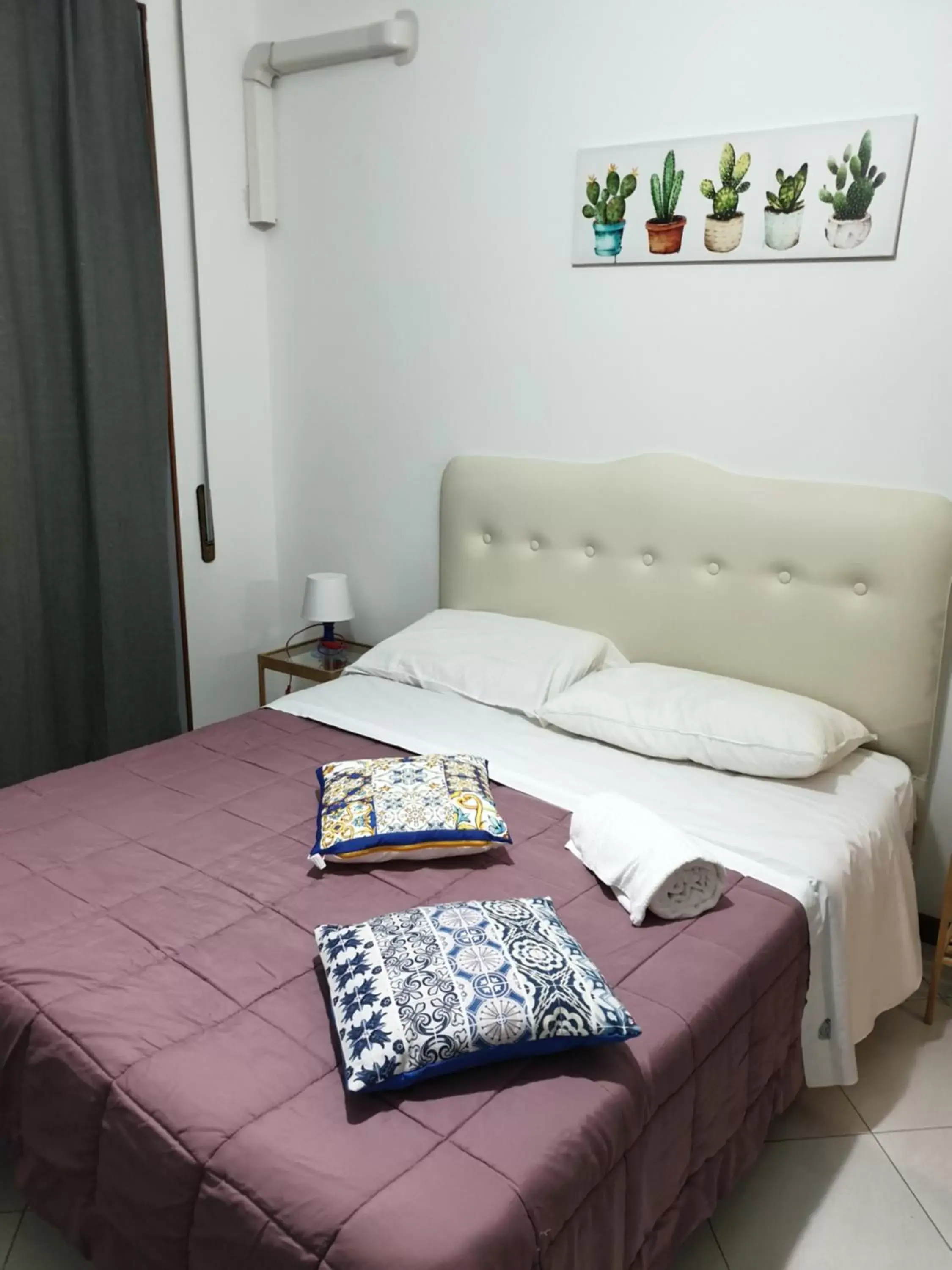 Photo of the whole room, Bed in Alba central City