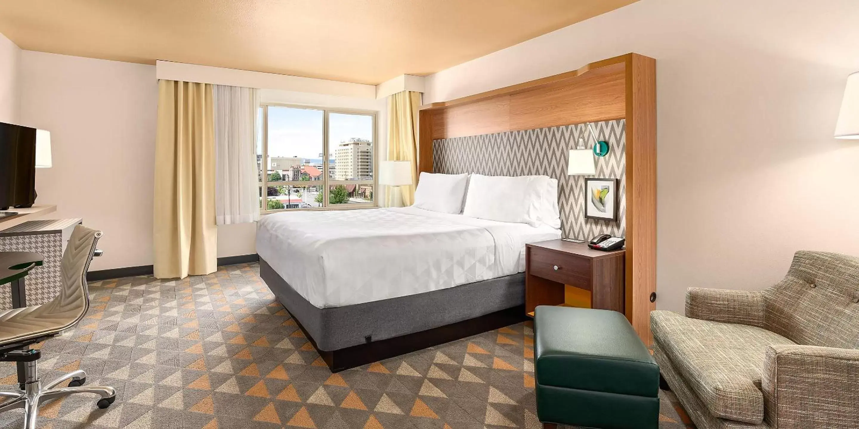 Bed in Holiday Inn Yakima, an IHG Hotel