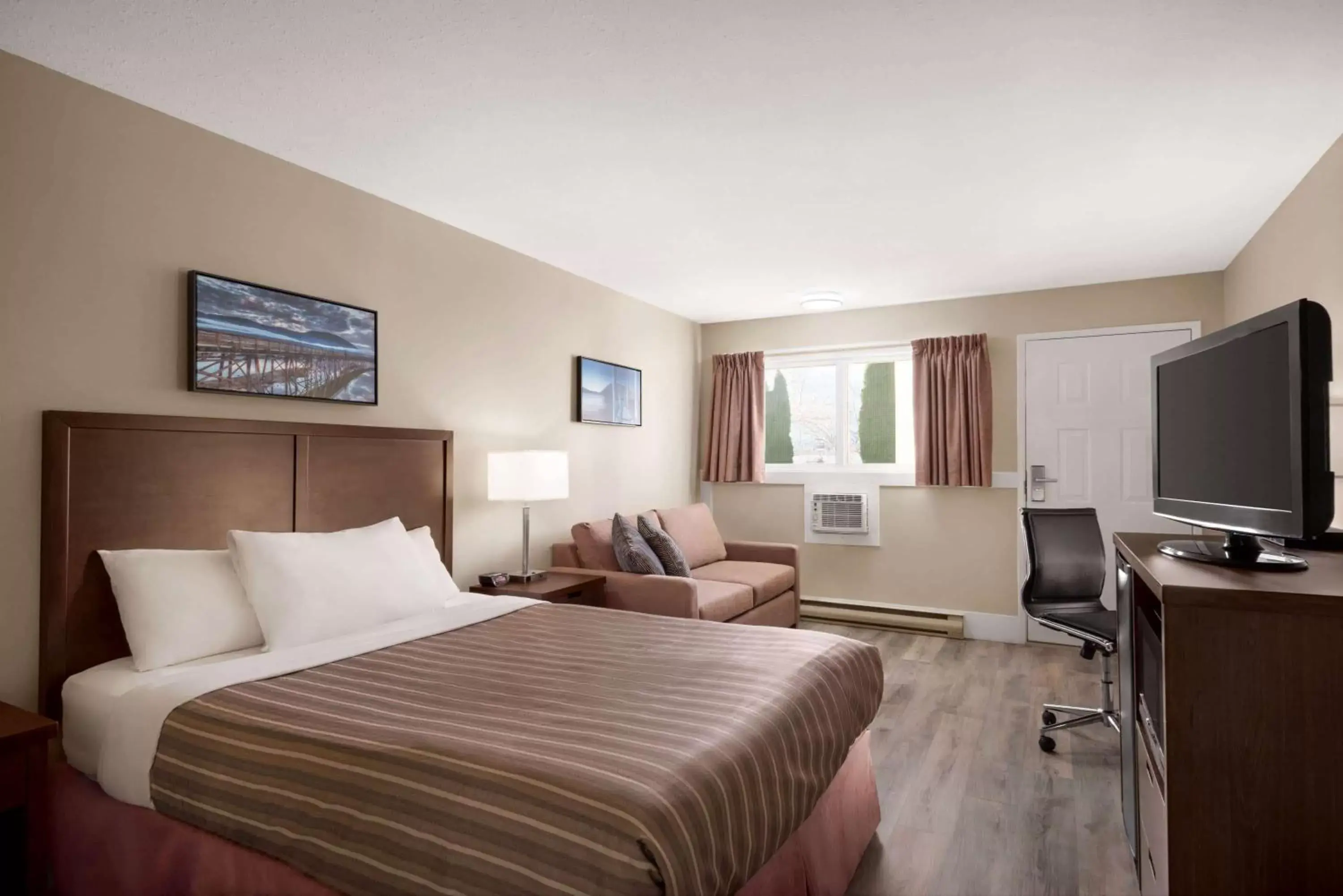 Photo of the whole room, Bed in Travelodge by Wyndham Salmon Arm BC