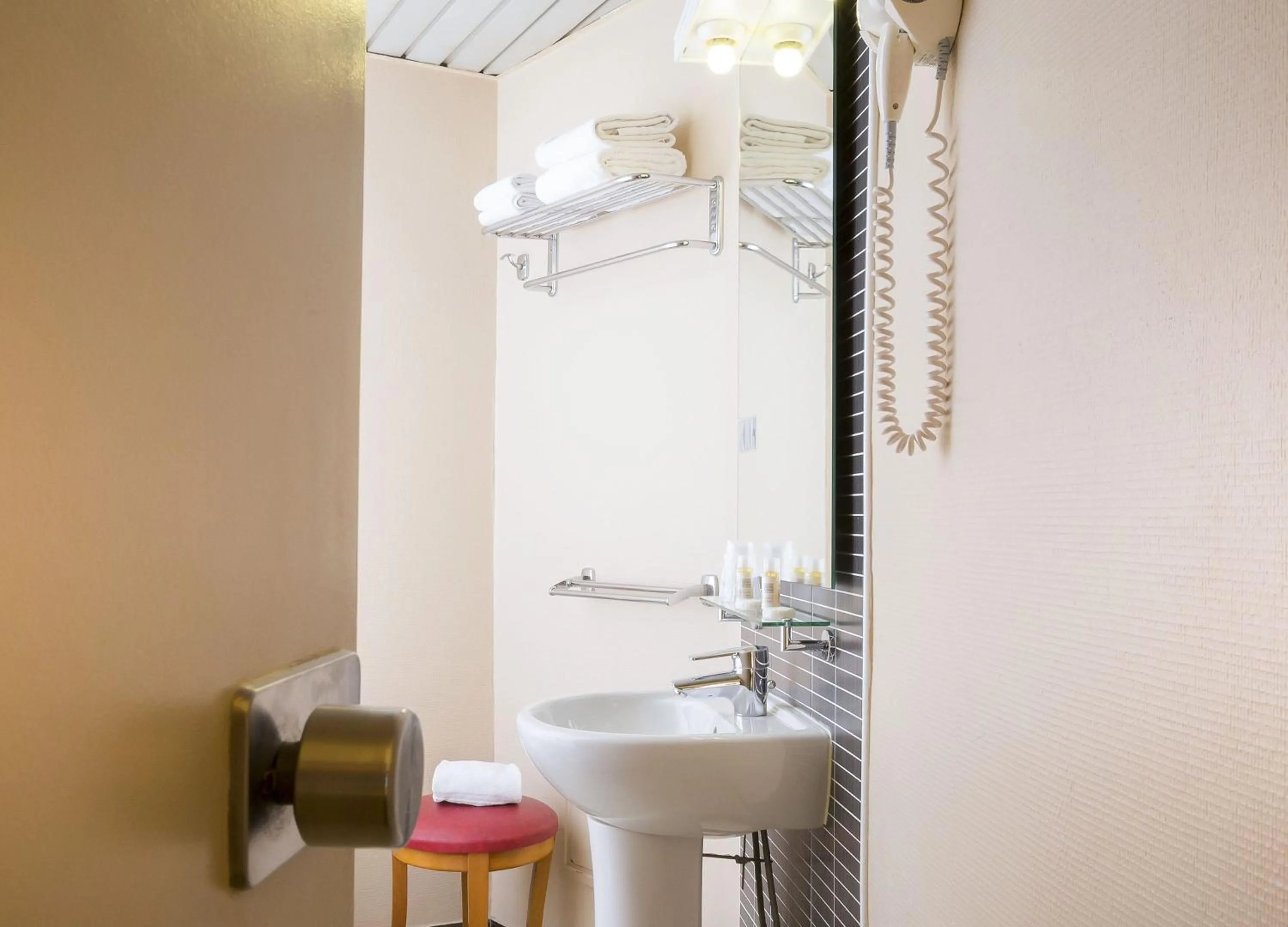 Bathroom in Hôtel de France Quartier Latin