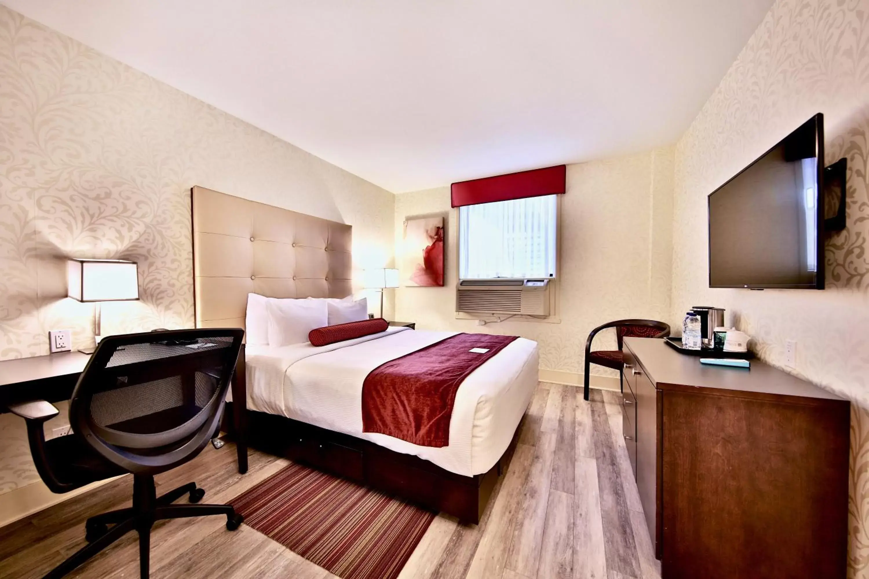 Bedroom in Best Western Plus Montreal Downtown- Hotel Europa